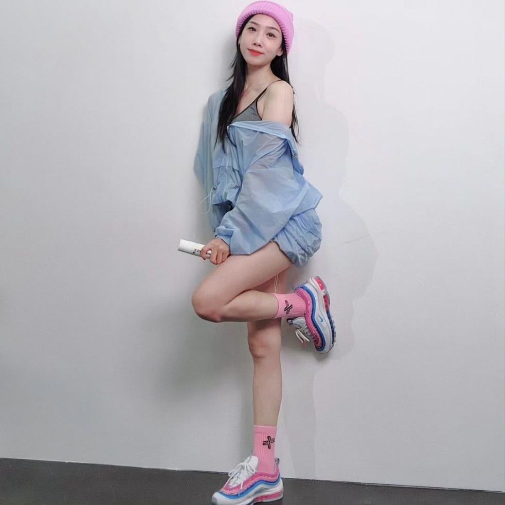 (GS) Nike Air Max 97 SE White Blue Lightning, Supreme New Era S Logo Beanie Pink - 23FW 착용 스타일