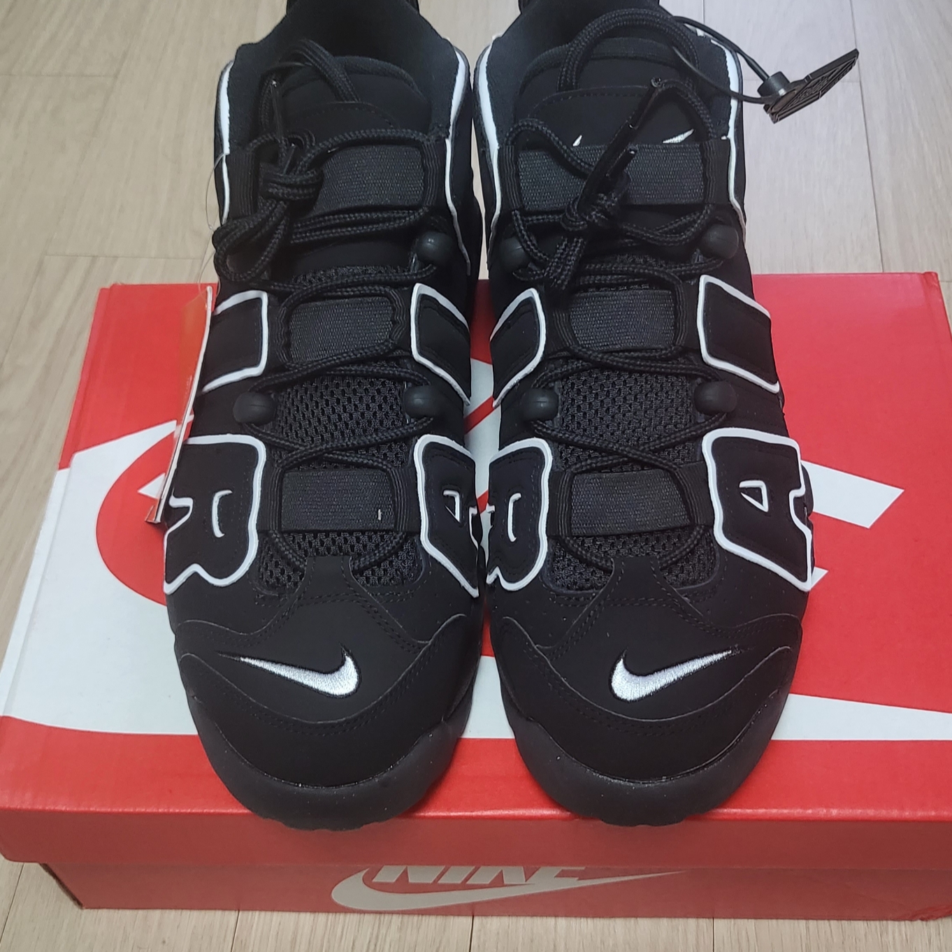 Nike Air More Uptempo Black White 2020 착용 스타일 - 2