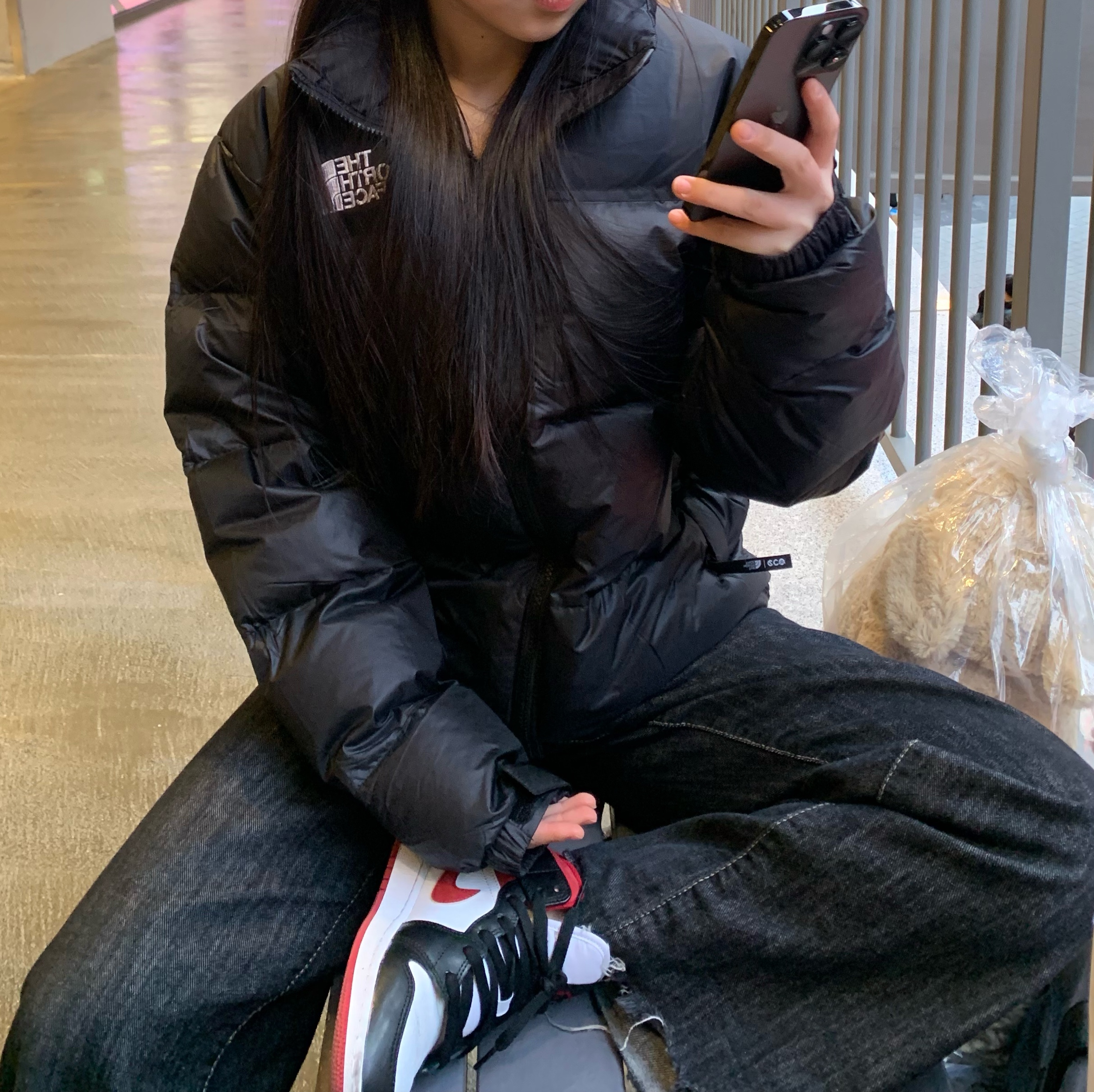 The North Face 1996 Eco Nuptse Jacket Black, (W) Jordan 1 Mid Black Gym Red 착용 스타일 - 2