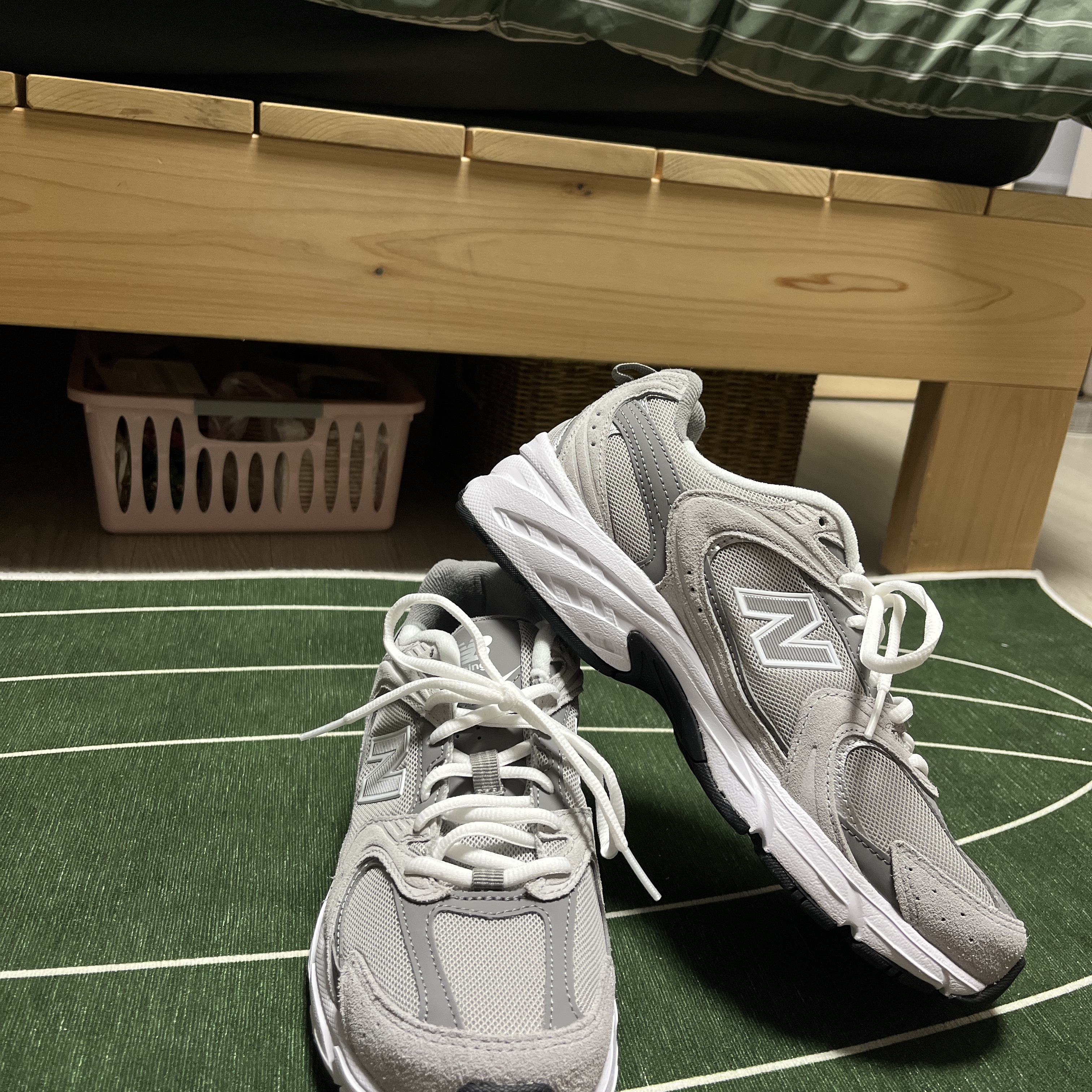 New Balance 530 Grey 착용 스타일 - 2