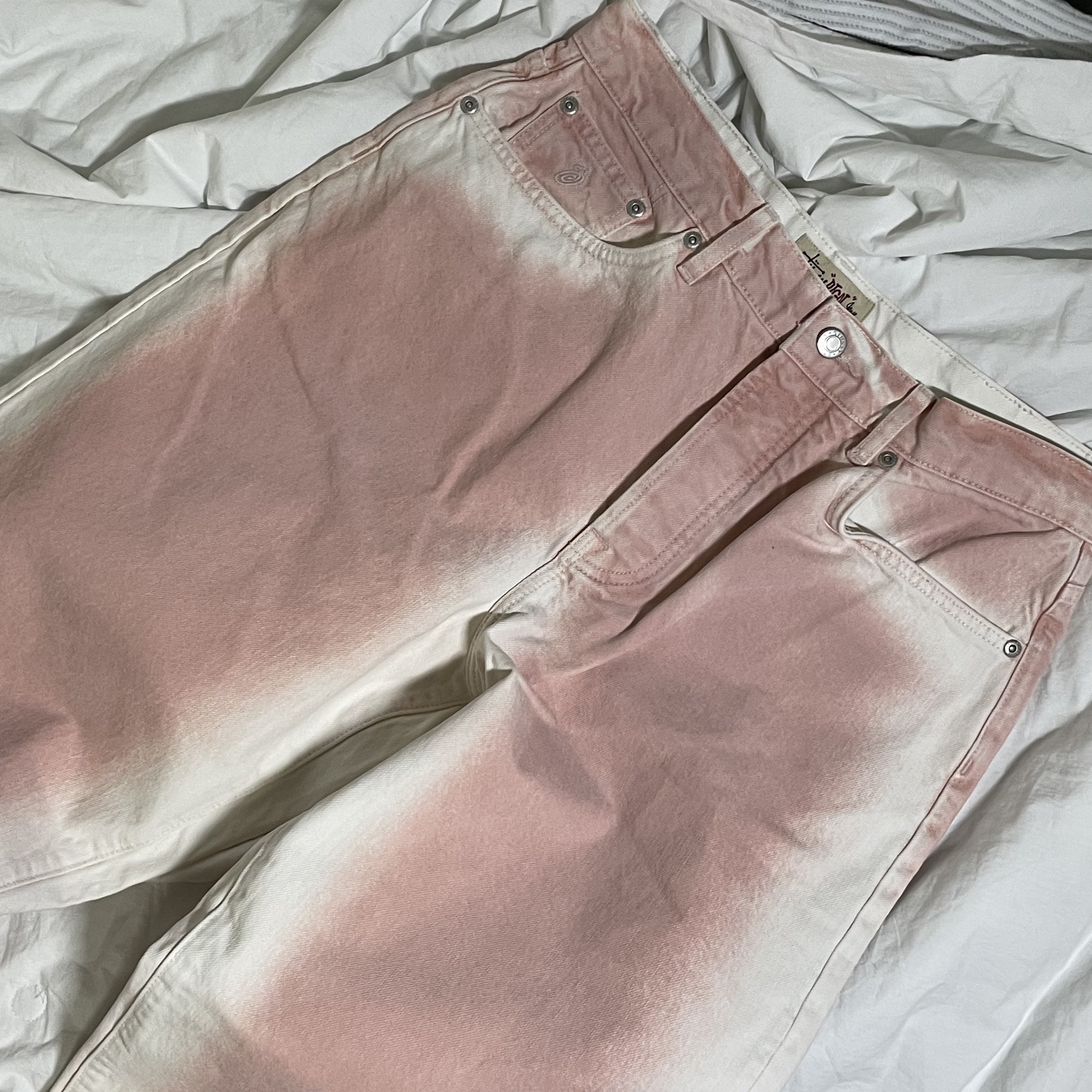 Stussy Spray Dye Big OL' Jeans Faded Pink 착용 스타일 - 2