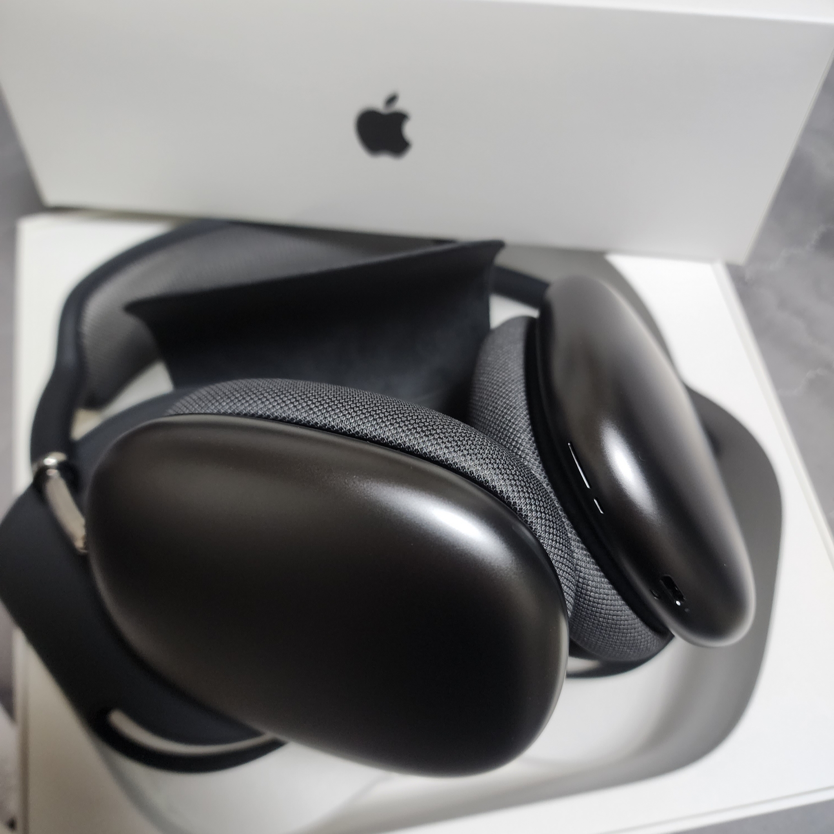 Supreme Backpack Black - 23FW, Apple AirPods Max Lightning Space Gray (Korean Ver.) 착용 스타일 - 2