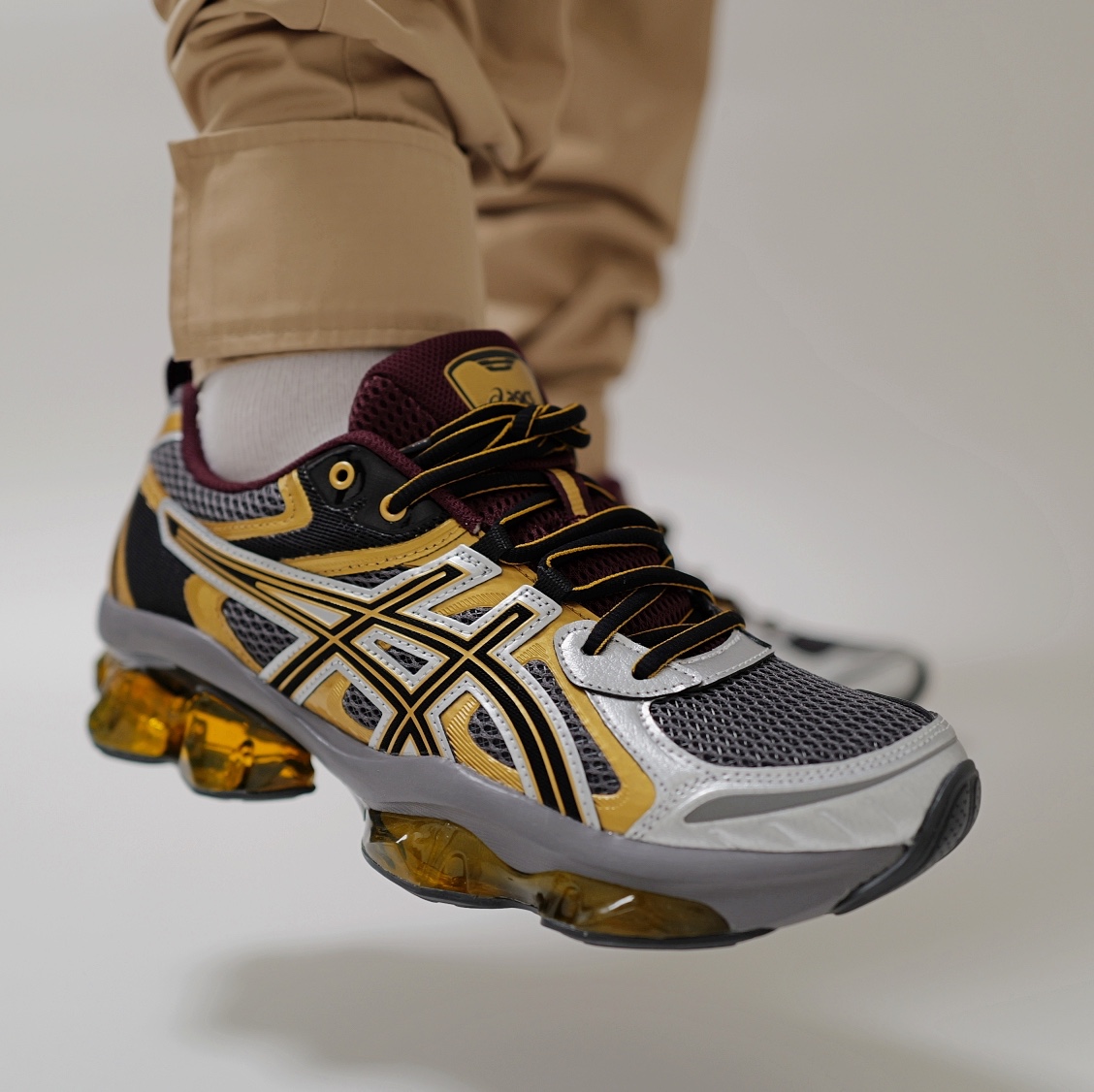 Asics Gel-Quantum Kinetic Carbon Pure Gold 착용 스타일 - 4