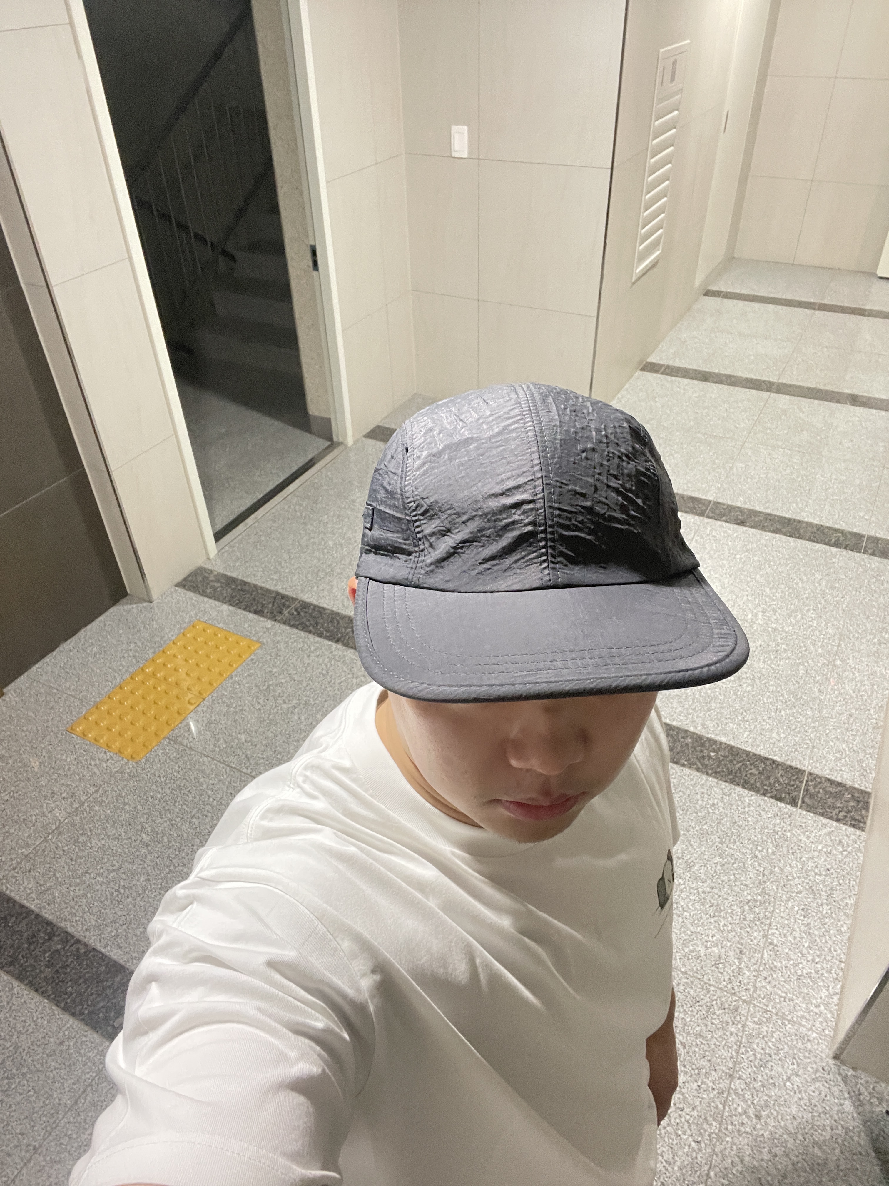 Uniqlo UT x Kaws Short Sleeve Graphic T-Shirt White, Jordan 1 Low SE Tokyo 96 착용 스타일 - 1