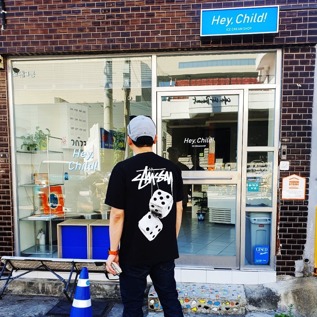 Stussy Fuzzy Dice T-Shirt Black 착용 스타일