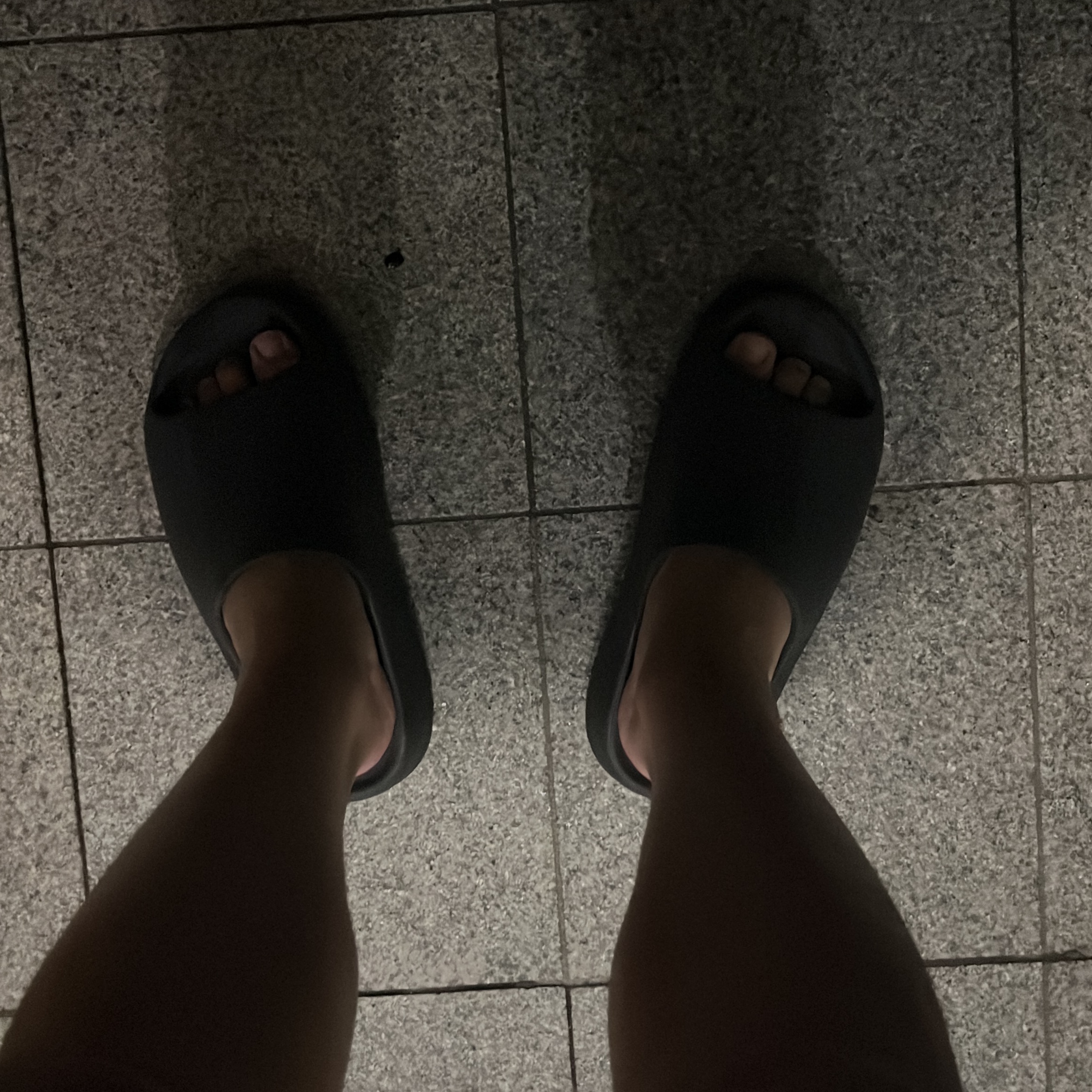 Adidas Yeezy Slide Onyx 착용 스타일