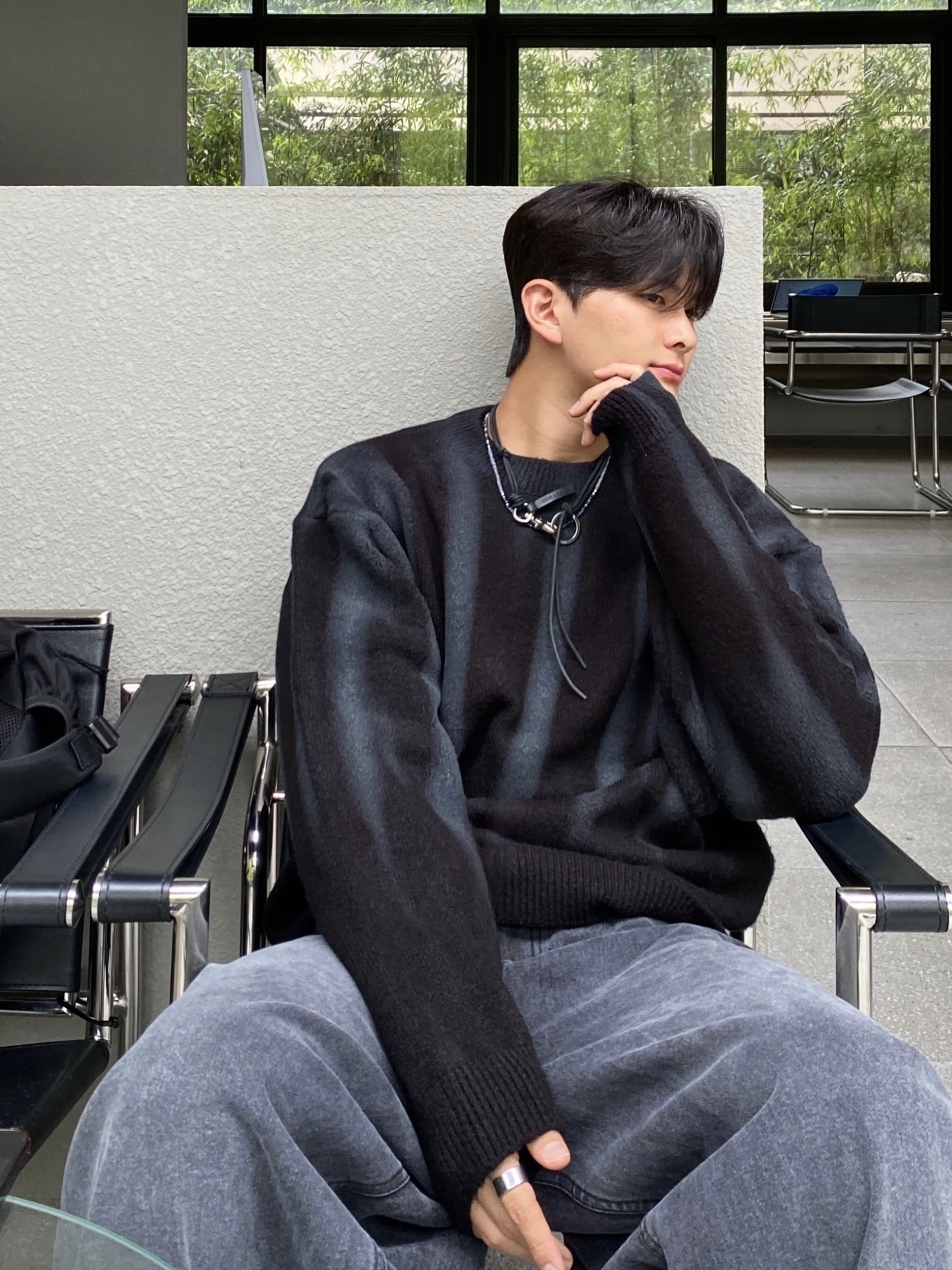 Our Legacy Ladon Leather Keychain Black 착용 스타일 - 1