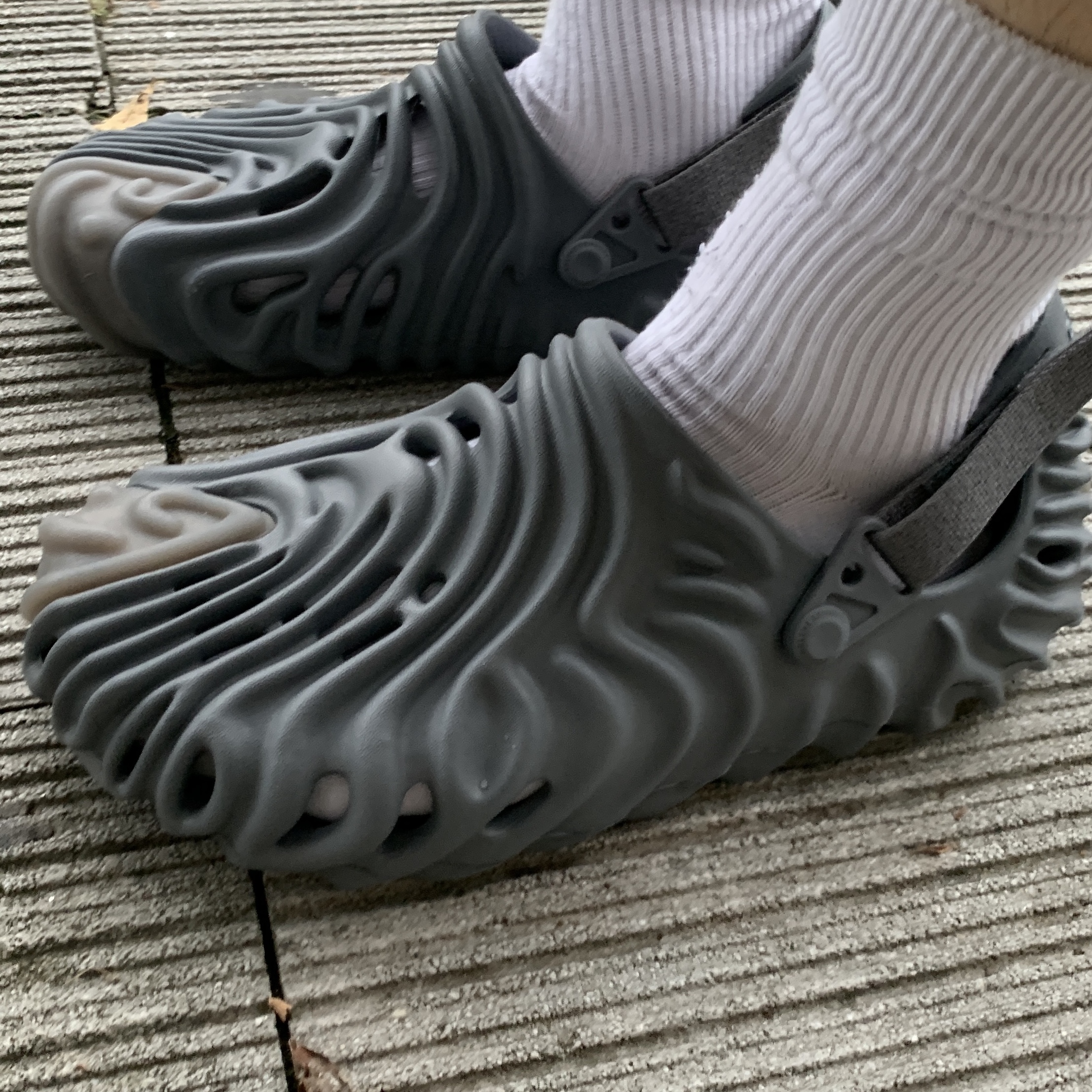 Crocs x Salehe Bembury Pollex Clog Niagara 착용 스타일 - 1