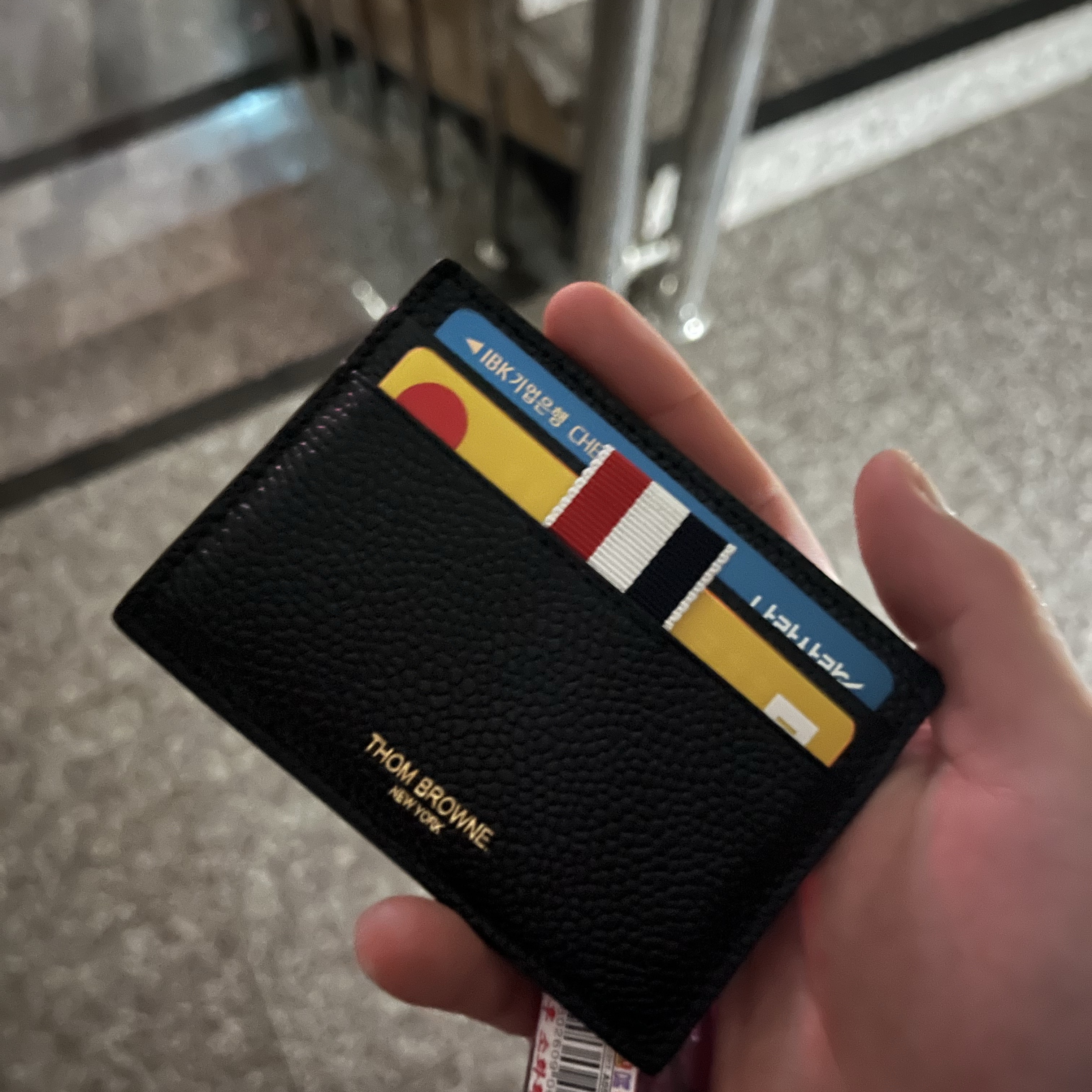 Thom Browne Pebble Grain Leather Stripe Note Compartment Card Holder Black 착용 스타일