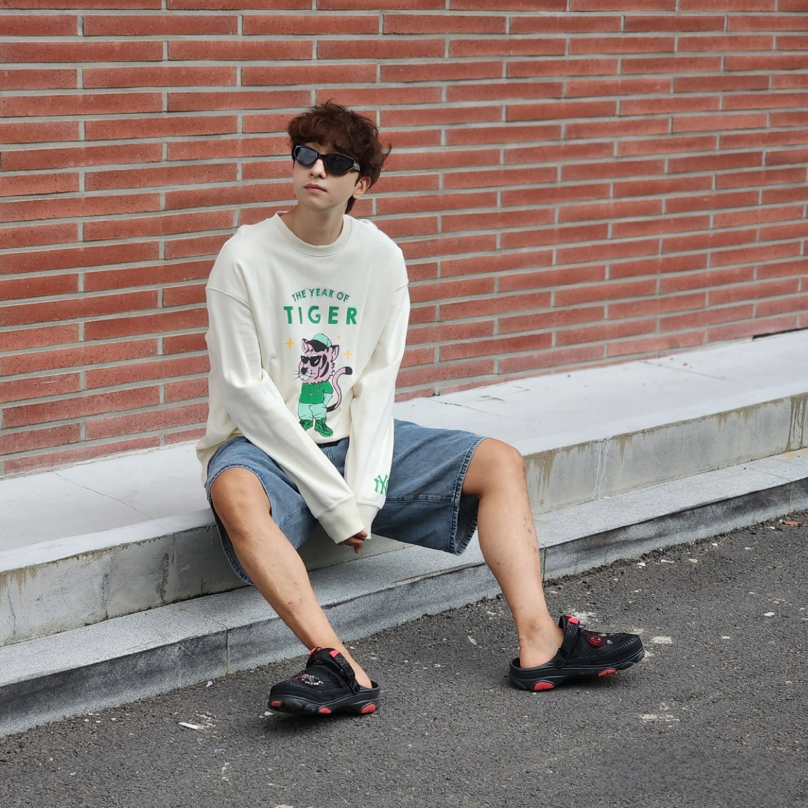 Crocs x Staple Classic All Terrain Clog Black 착용 스타일 - 3