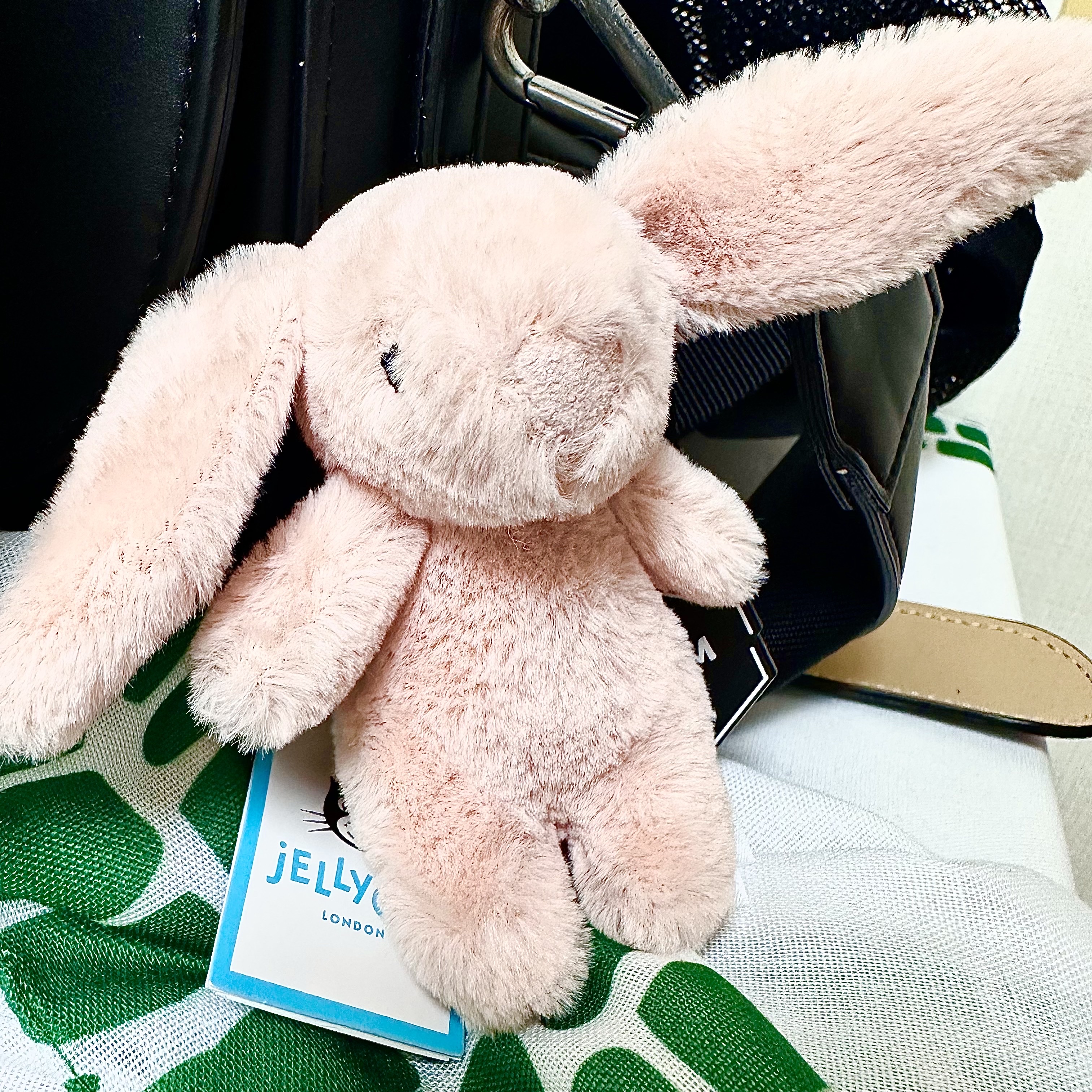 Jellycat Bashful Bunny Bag Charm Blush 착용 스타일