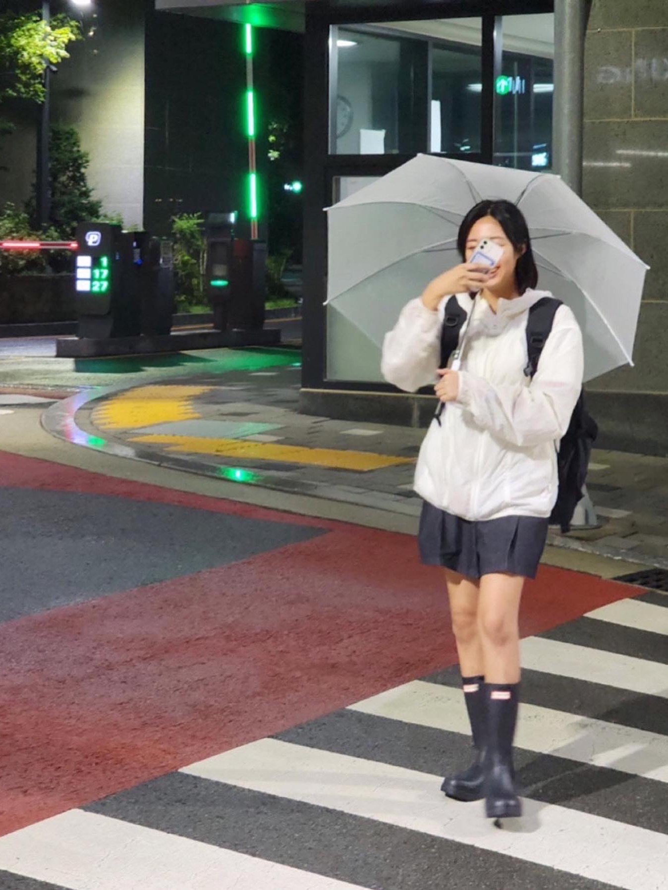 (W) Hunter Play Tall Wellington Rain Boots Black 착용 스타일 - 2