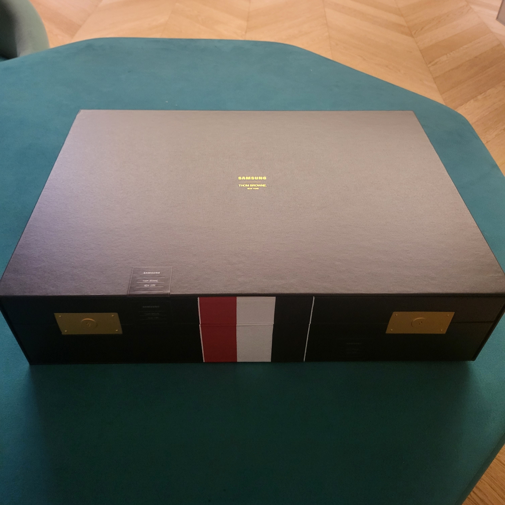 Samsung Galaxy Z Fold5 Thom Browne Edition (Korean Ver.) 착용 스타일