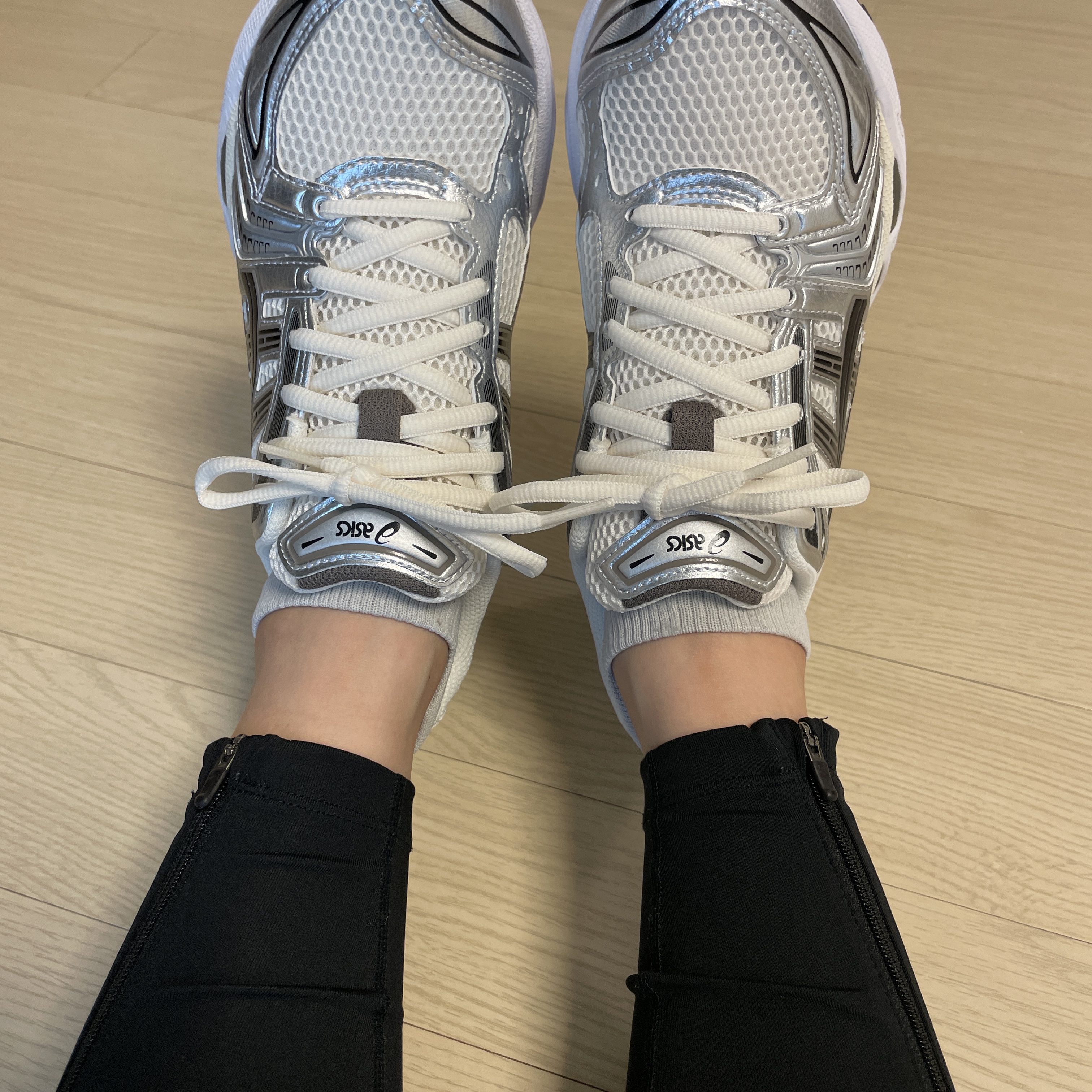 Asics Gel-Kayano 14 Cream Black 착용 스타일 - 2
