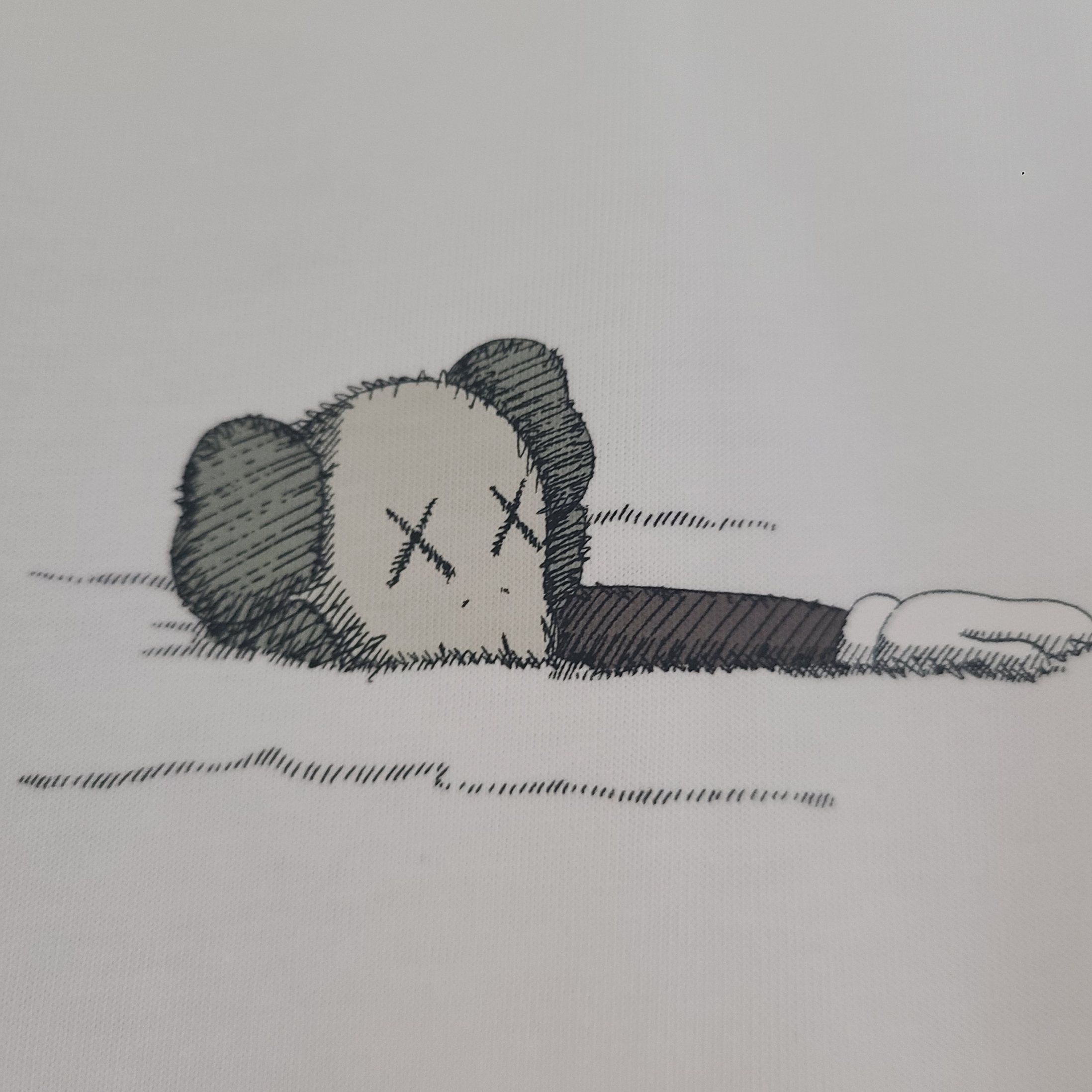 Uniqlo UT x Kaws Long Sleeve Sweatshirt Black 착용 스타일 - 2