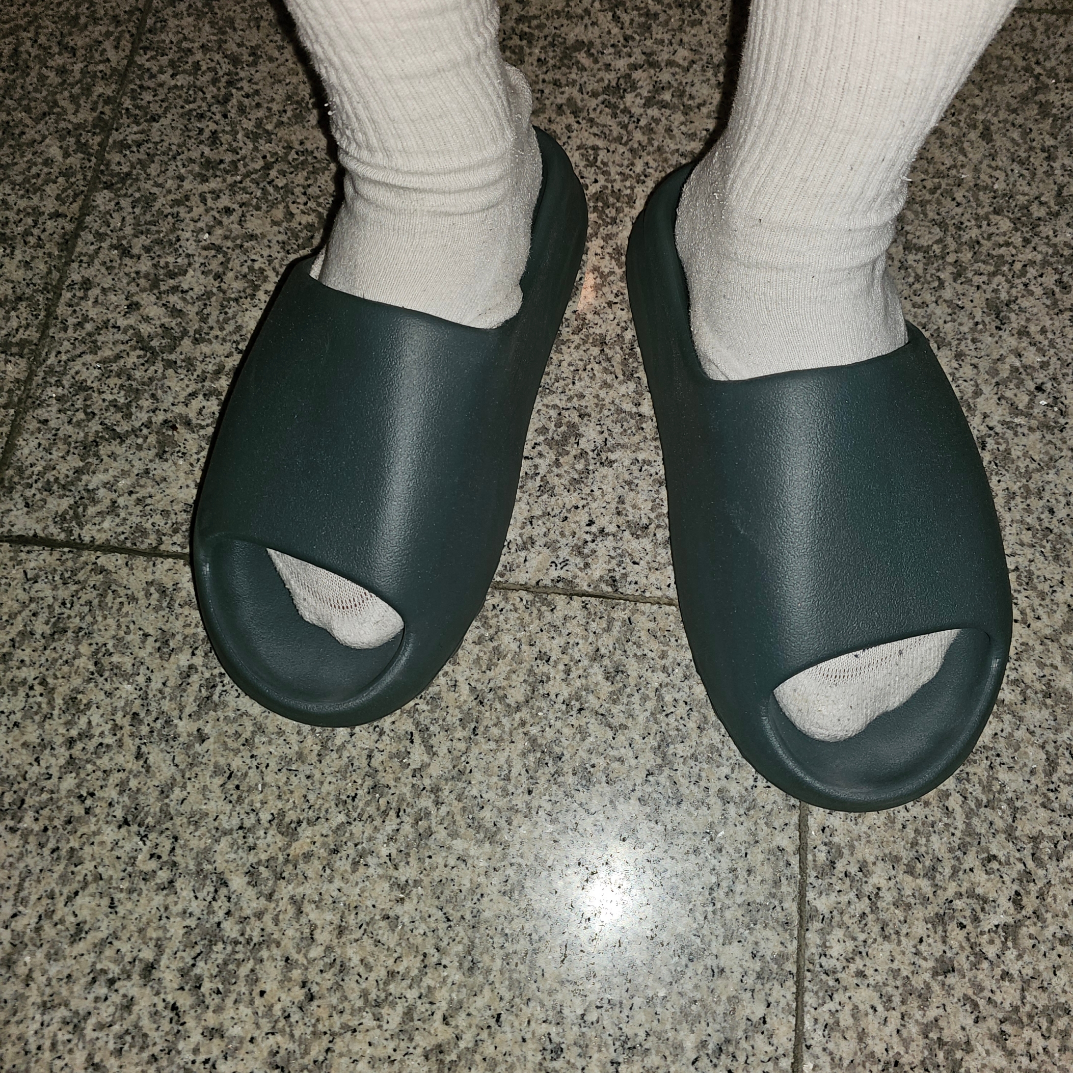 Adidas Yeezy Slide Slate Marine 착용 스타일