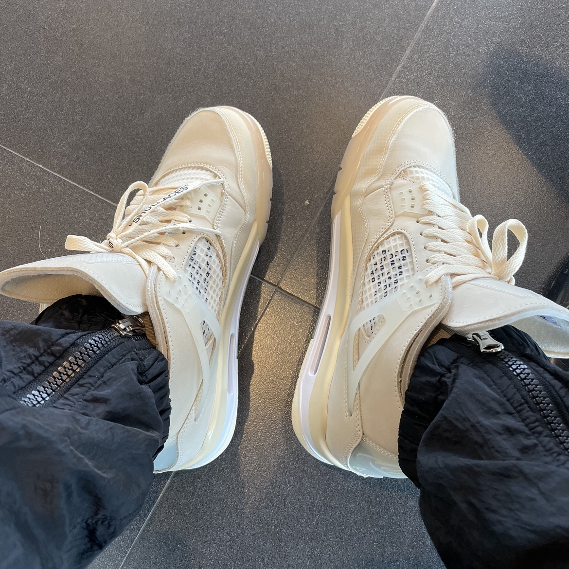 (W) Jordan 4 x Off-White Retro SP Sail 착용 스타일