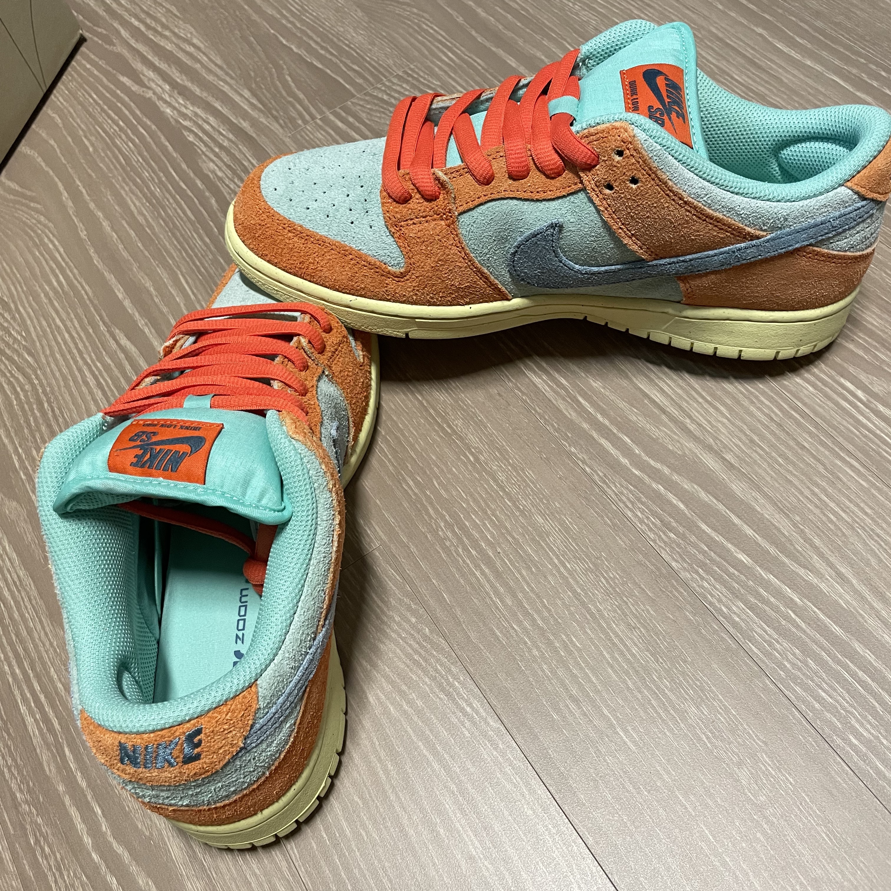 Nike SB Dunk Low Pro Premium Orange and Emerald Rise 착용 스타일 - 4