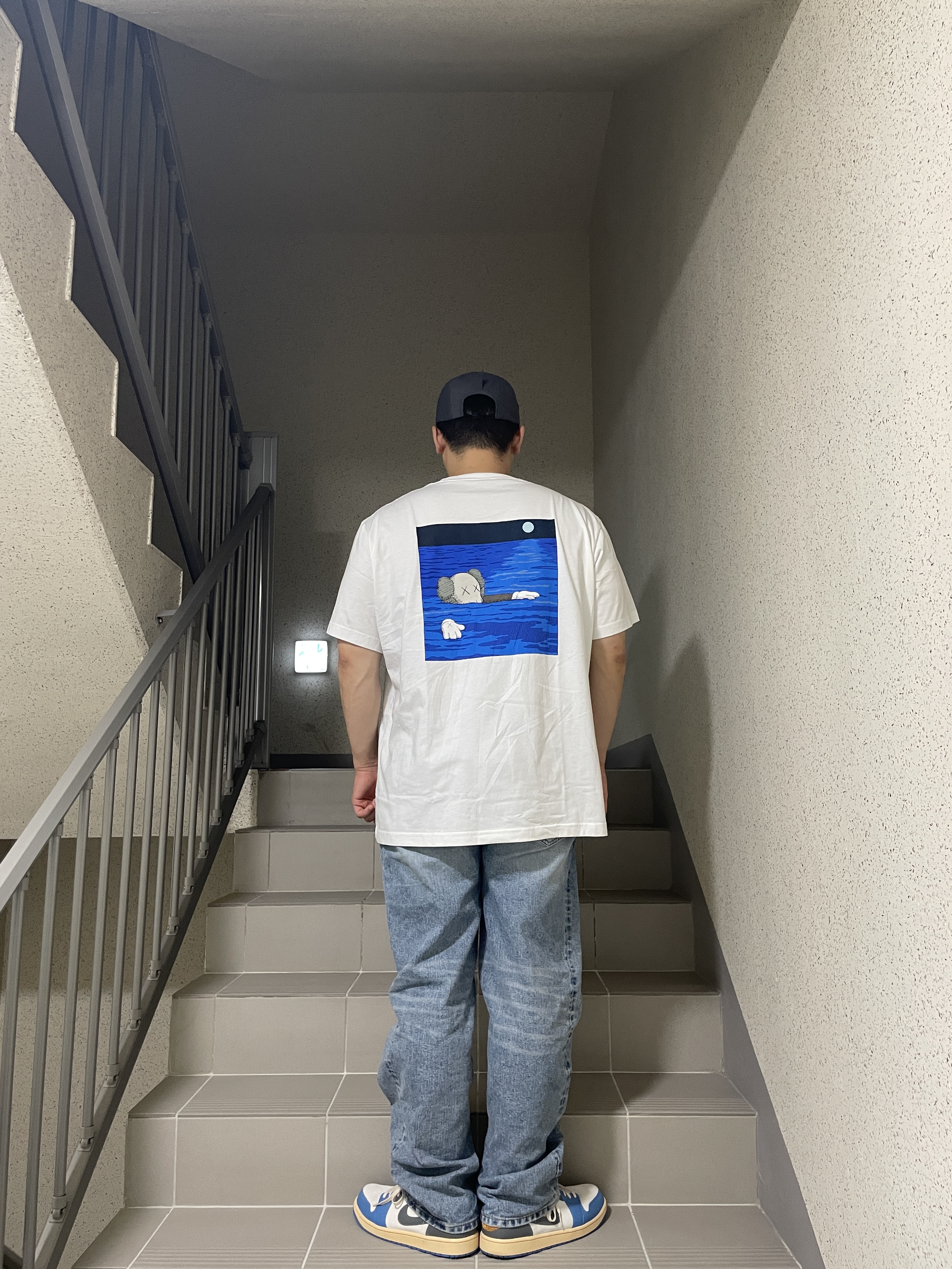 Uniqlo UT x Kaws Short Sleeve Graphic T-Shirt White, Jordan 1 Low SE Tokyo 96 착용 스타일 - 5