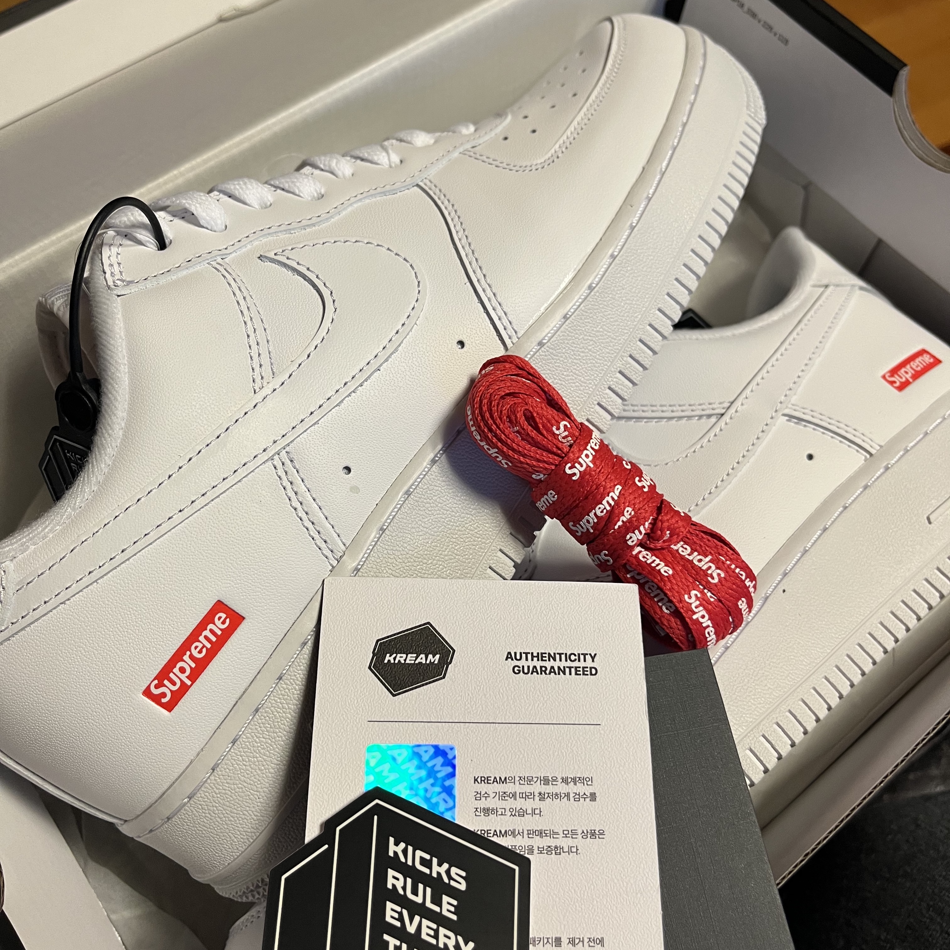 Nike x Supreme Air Force 1 Low White 착용 스타일
