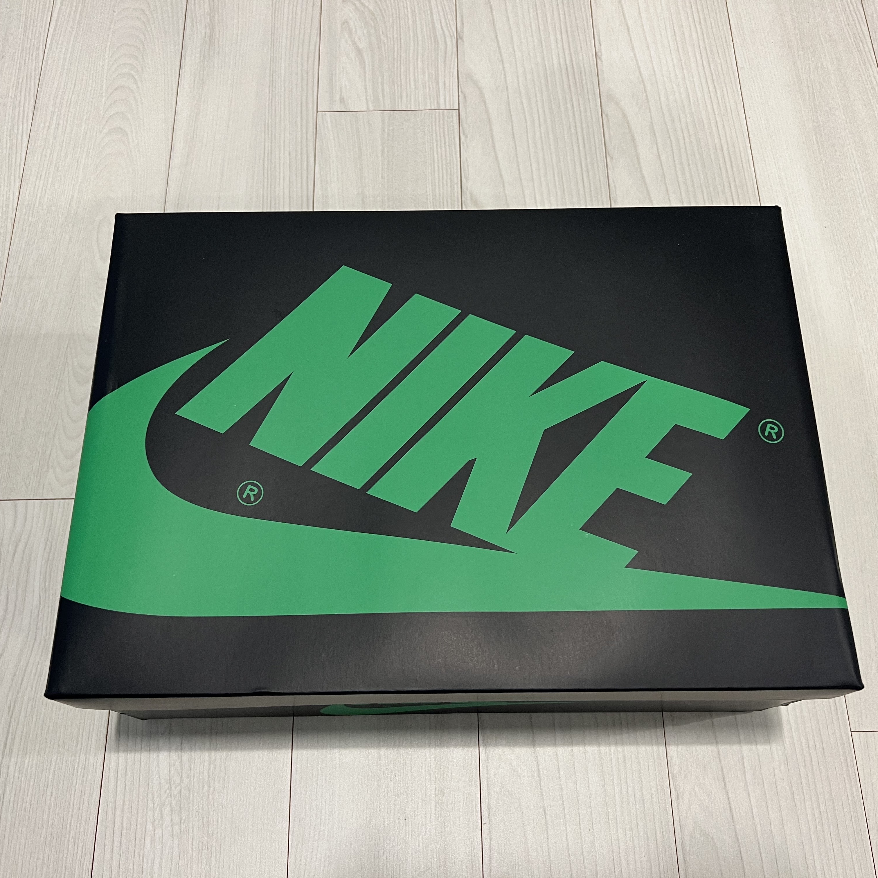 Jordan 1 Retro High OG Black and Lucky Green 착용 스타일 - 1