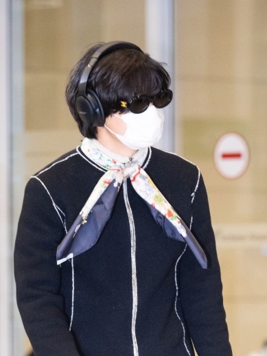 (W) Celine Triomphe 01 Sunglasses in Acetate Black, BOSE QC45 Triple Black (Korean Ver.) 착용 스타일 - 2