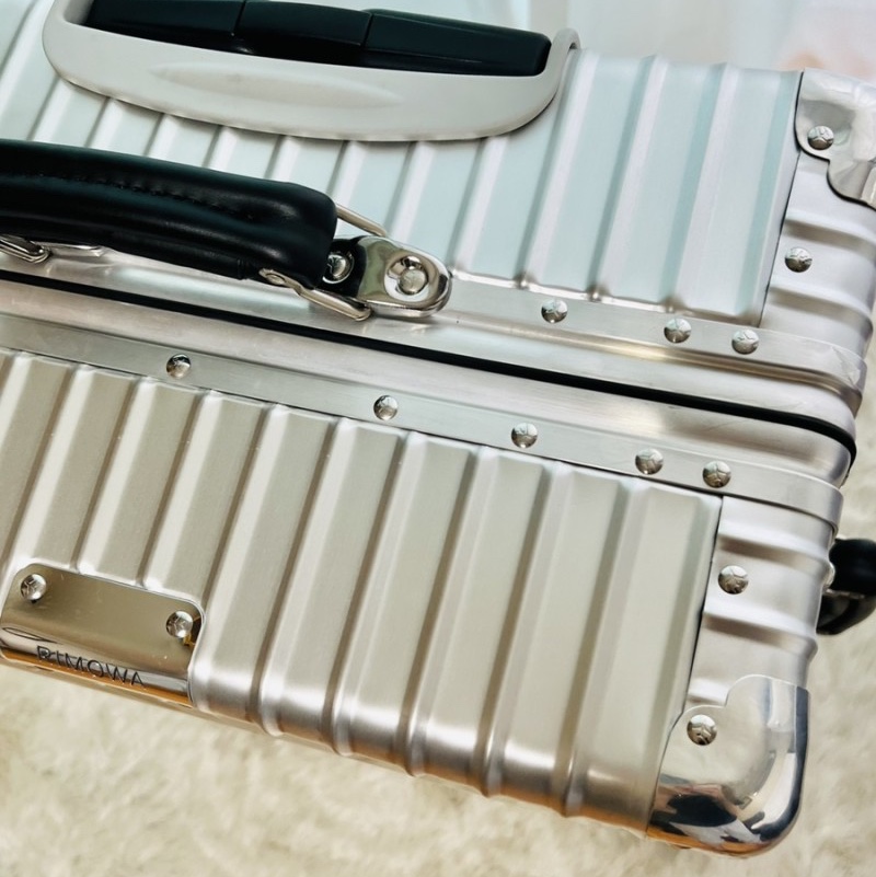 Rimowa Classic Check-In M Aluminum Silver 착용 스타일 - 2