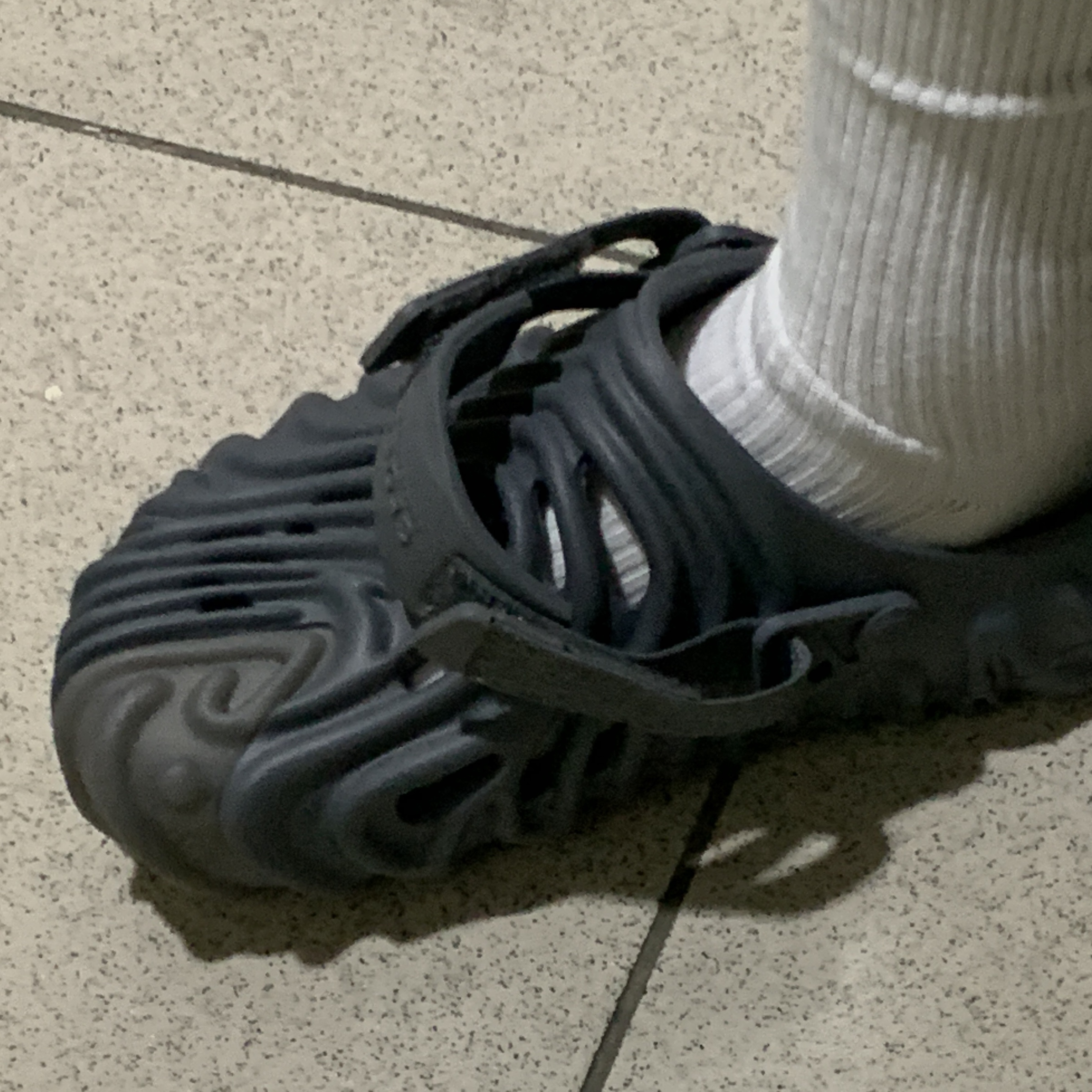 Crocs x Salehe Bembury Pollex Clog Niagara 착용 스타일 - 2