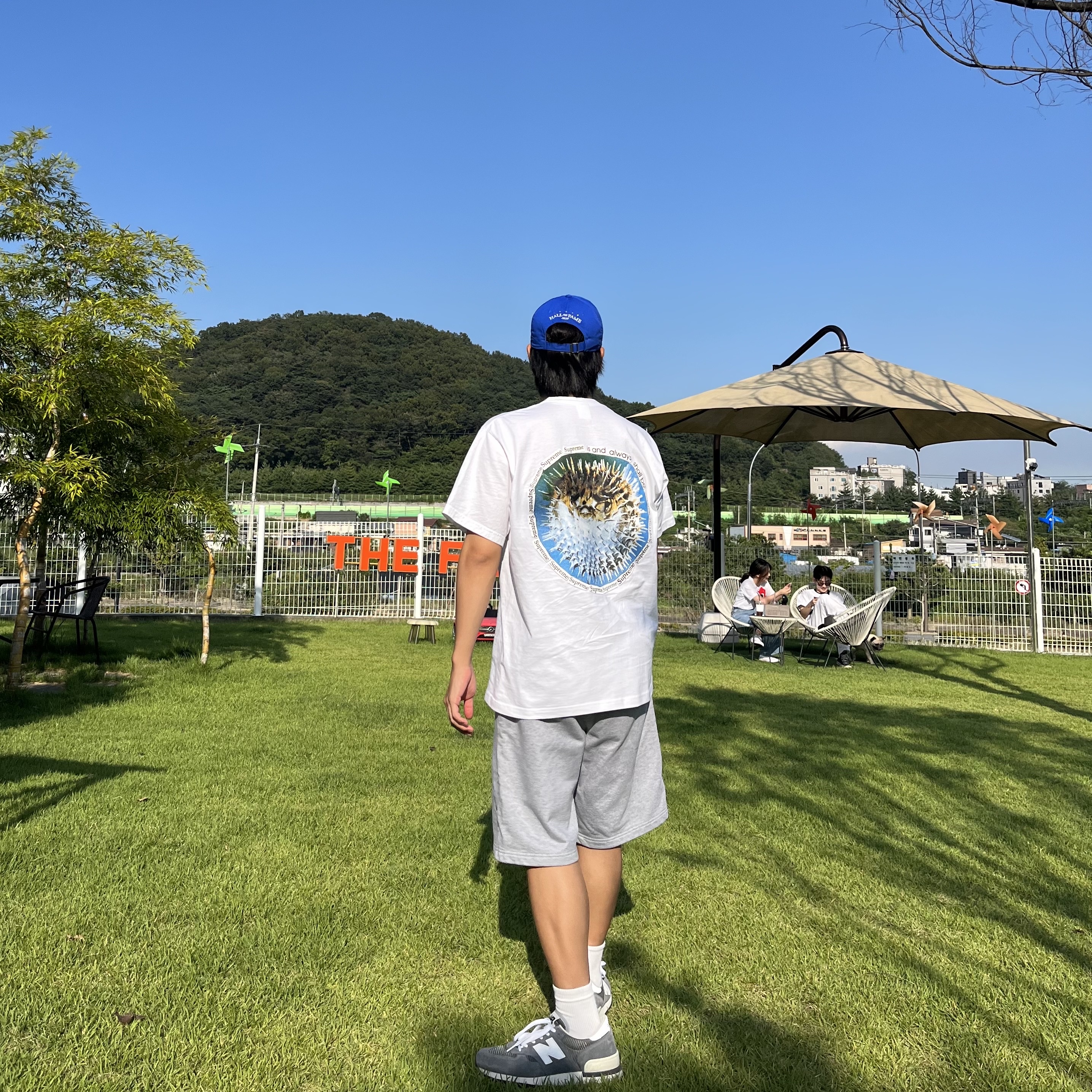 Supreme Blowfish T-Shirt White - 23SS, New Balance 990v1 Made in USA Grey White 착용 스타일 - 1