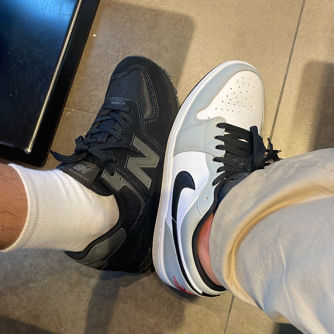 Jordan 1 Low Light Smoke Grey, New Balance 574 Triple Black - D Standard 착용 스타일