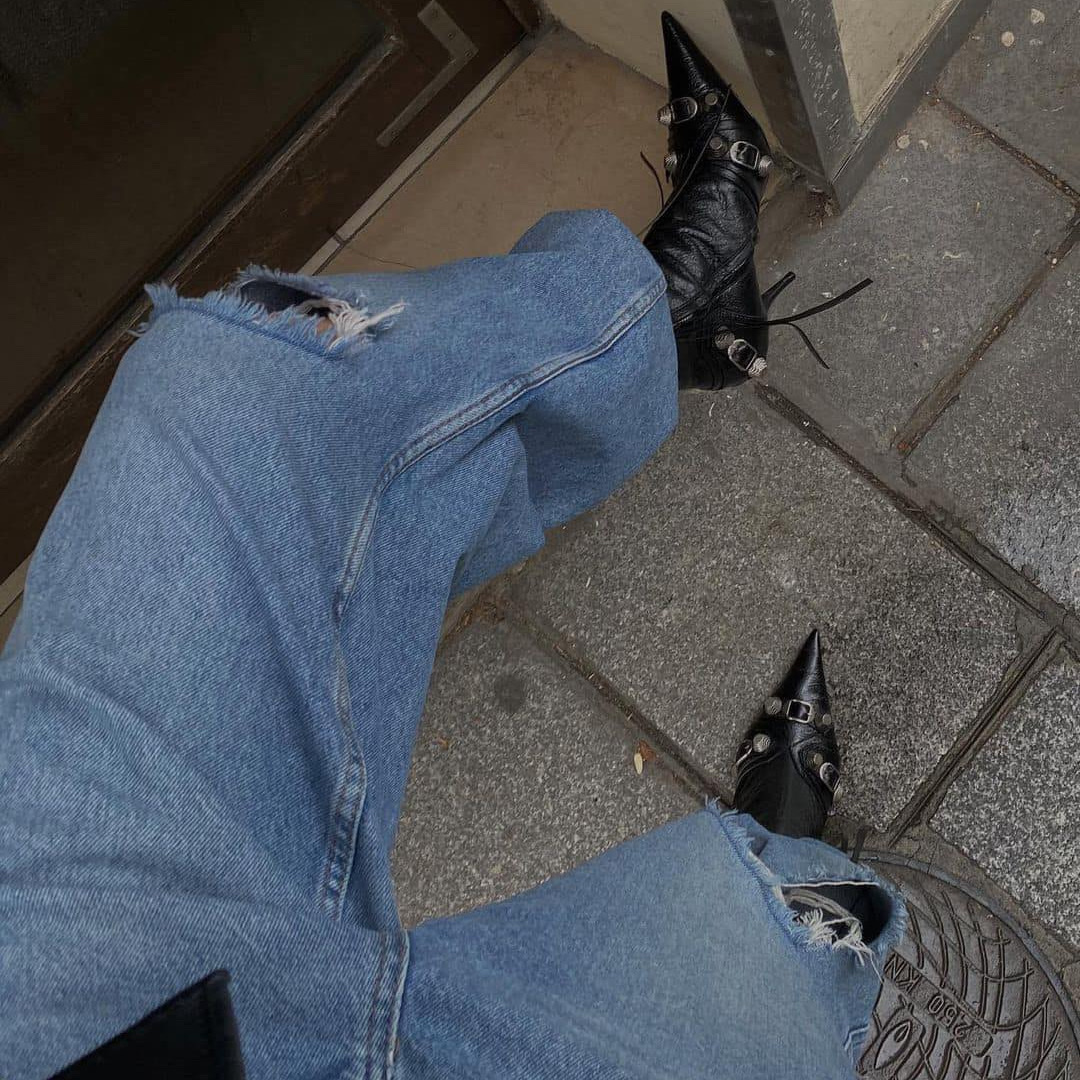 Jacquemus Le de Nimes Suno Bootcut Jeans Destroyed Blue, Balenciaga Destroyed Super Large Baggy Pants Blue 착용 스타일 - 2