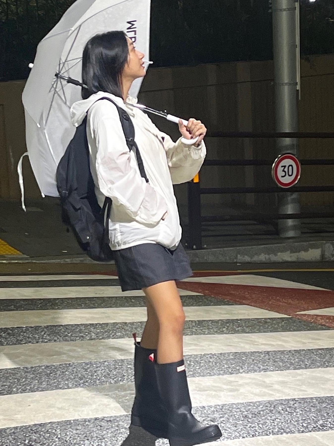 (W) Hunter Play Tall Wellington Rain Boots Black 착용 스타일 - 1