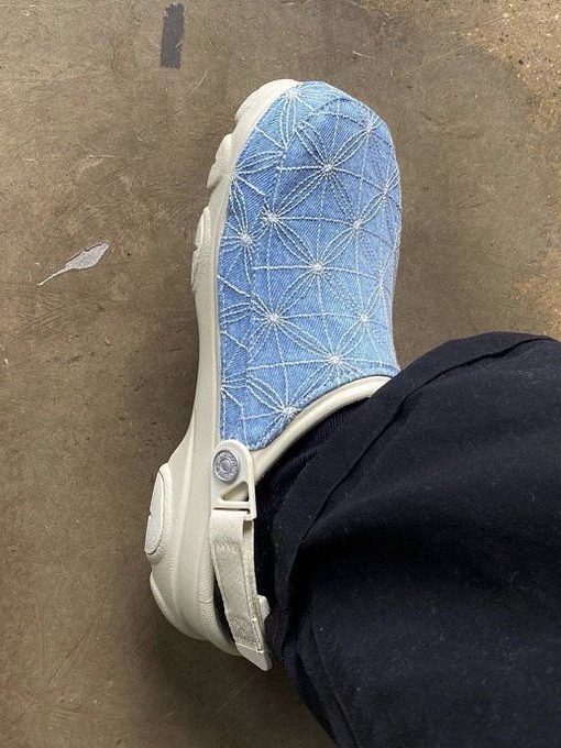 Crocs x Levi's All Terrain Clog Bone Blue 착용 스타일