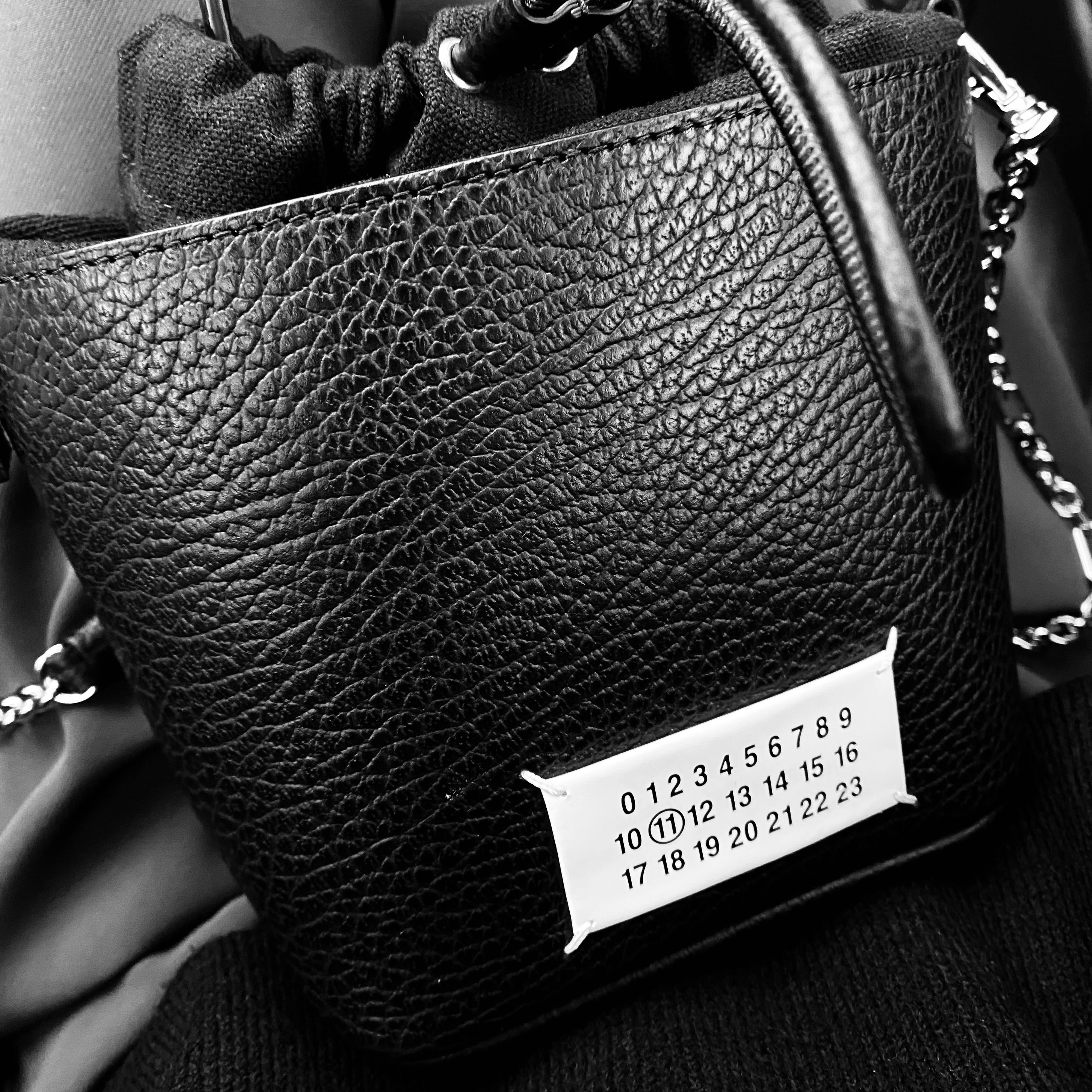 Maison Margiela 5AC Bucket Bag Black 착용 스타일 - 2