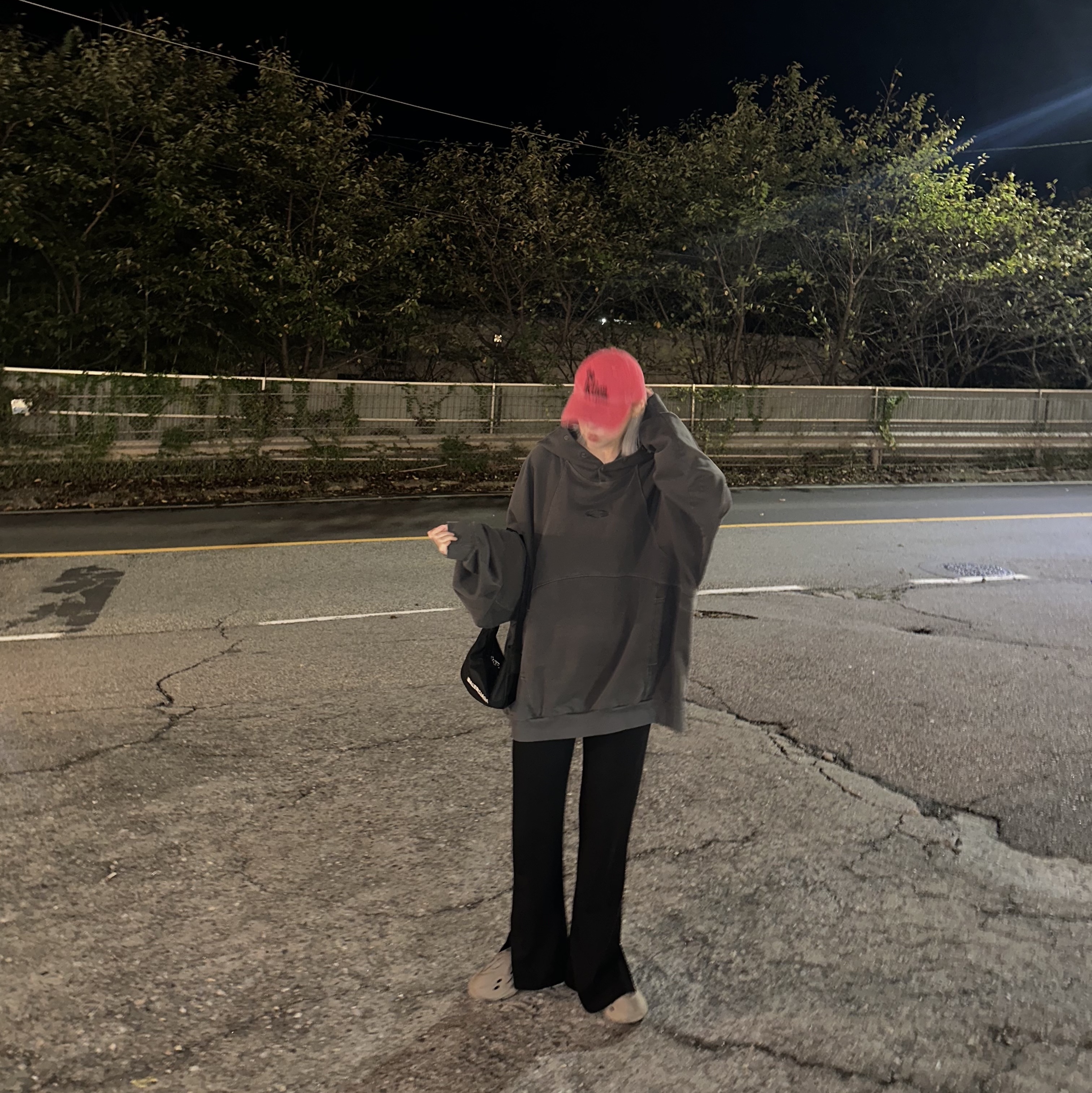 Adidas Yeezy Foam RNNR Stone Sage, Balenciaga Wheel Small Sling Shoulder Bag Black 착용 스타일 - 3
