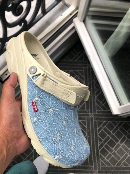Crocs x Levi's All Terrain Clog Bone Blue 착용 스타일