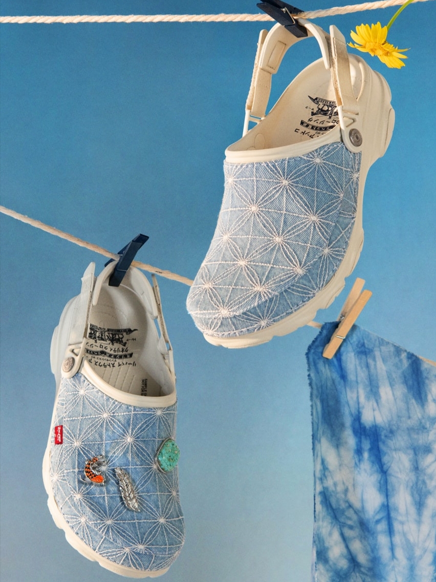 Crocs x Levi's All Terrain Clog Bone Blue 착용 스타일