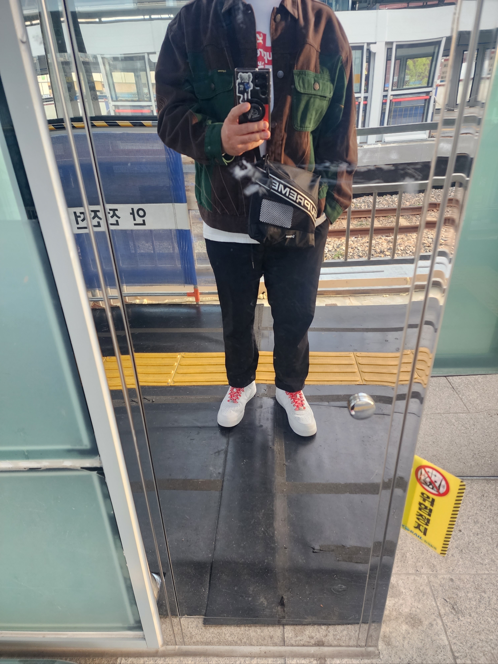 Supreme Radial Embroidered Denim Trucker Jacket Brown - 23FW, Supreme Cross Box Logo T-Shirt White - 20FW 착용 스타일