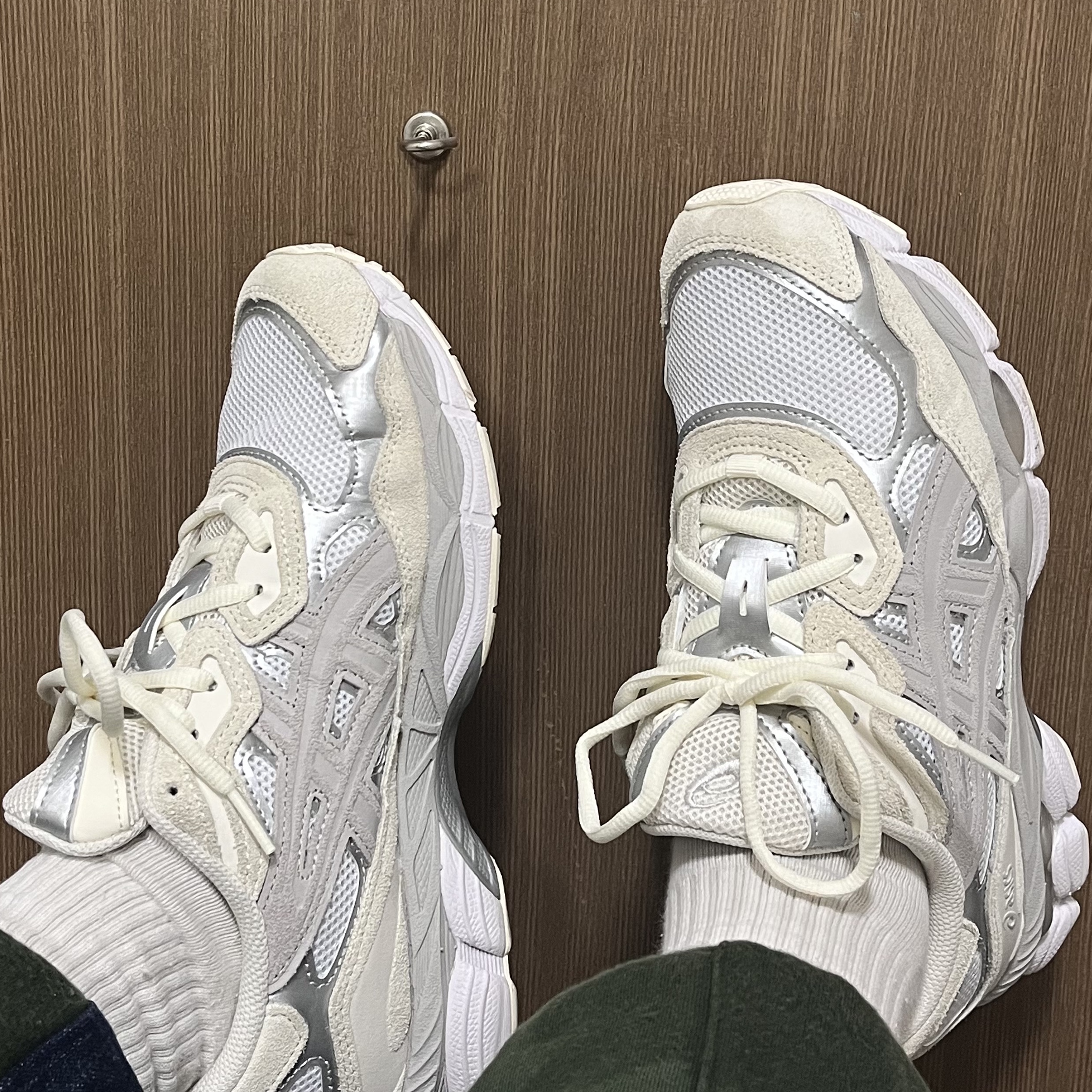 Asics Gel-NYC White Oyster Grey 착용 스타일 - 2
