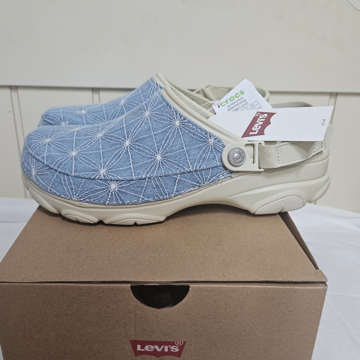 Crocs x Levi's All Terrain Clog Bone Blue 착용 스타일