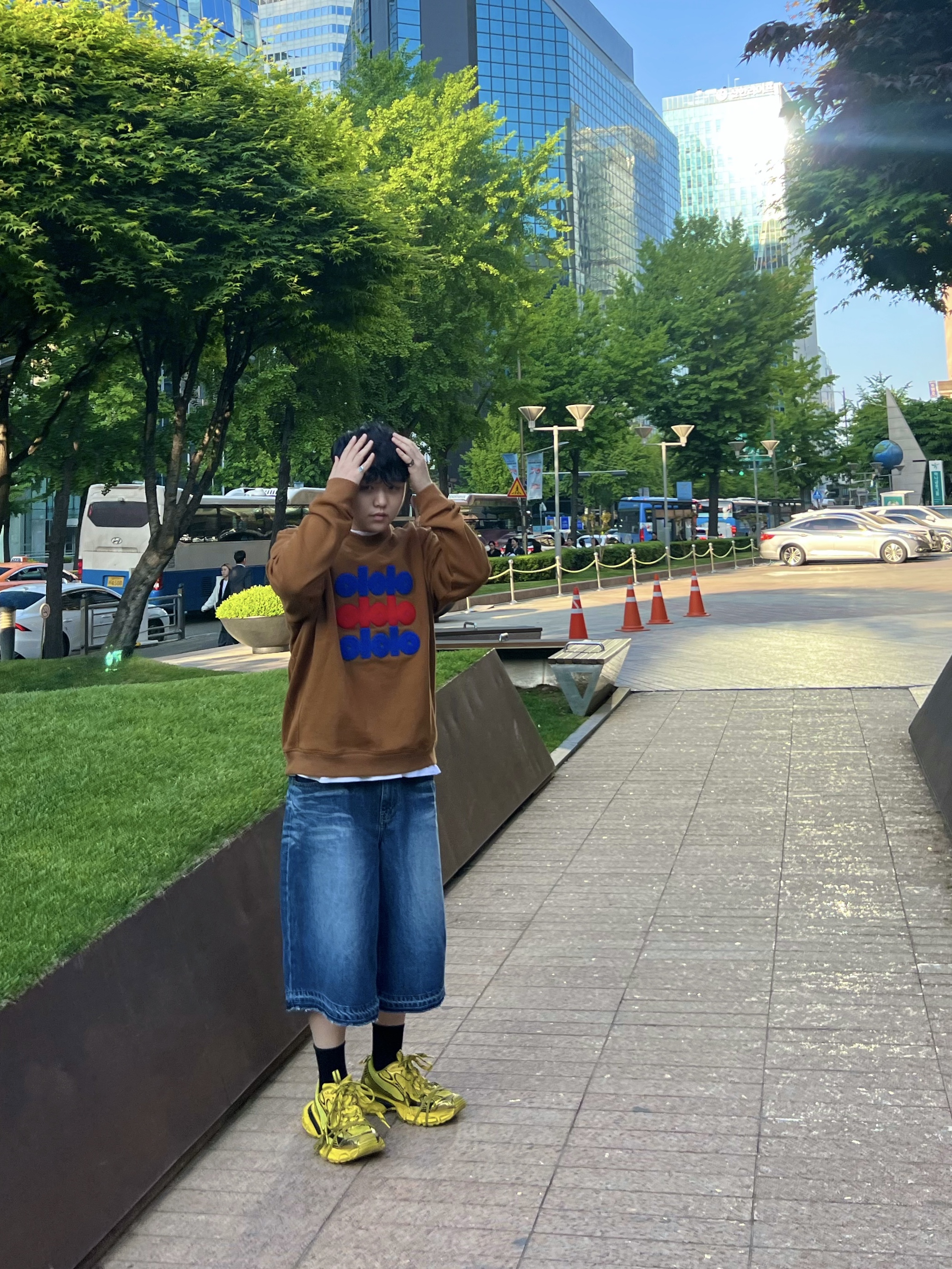 Balenciaga 3XL Sneakers Yellow Black 착용 스타일 - 2