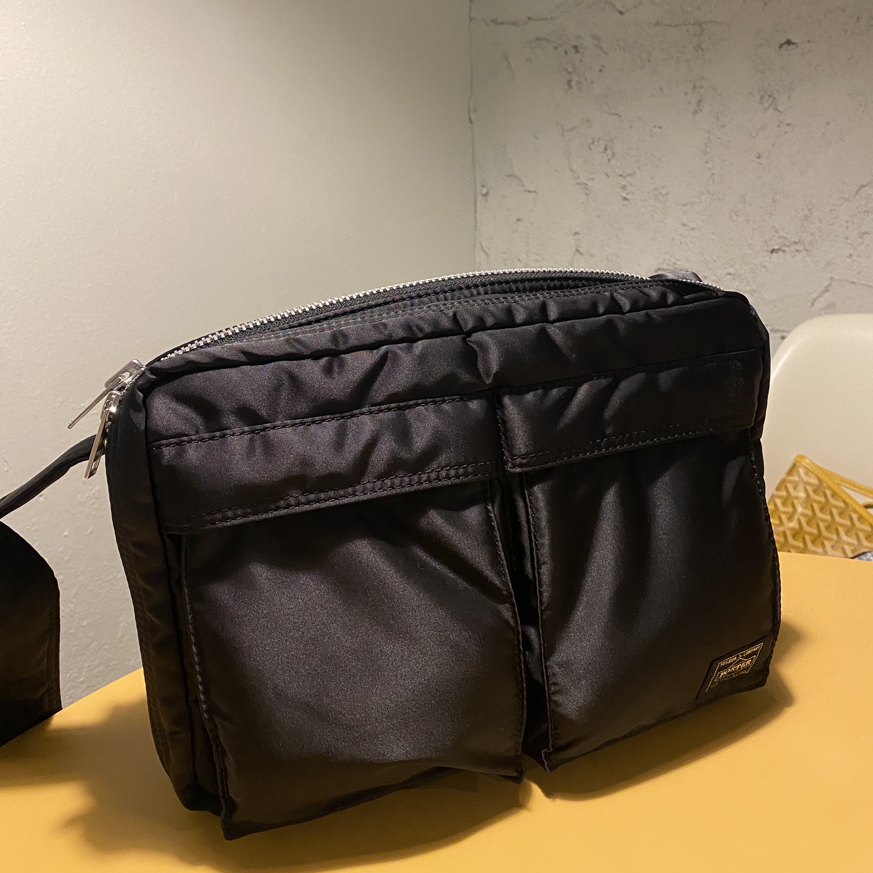 Porter Tanker Shoulder Bag L Black 착용 스타일