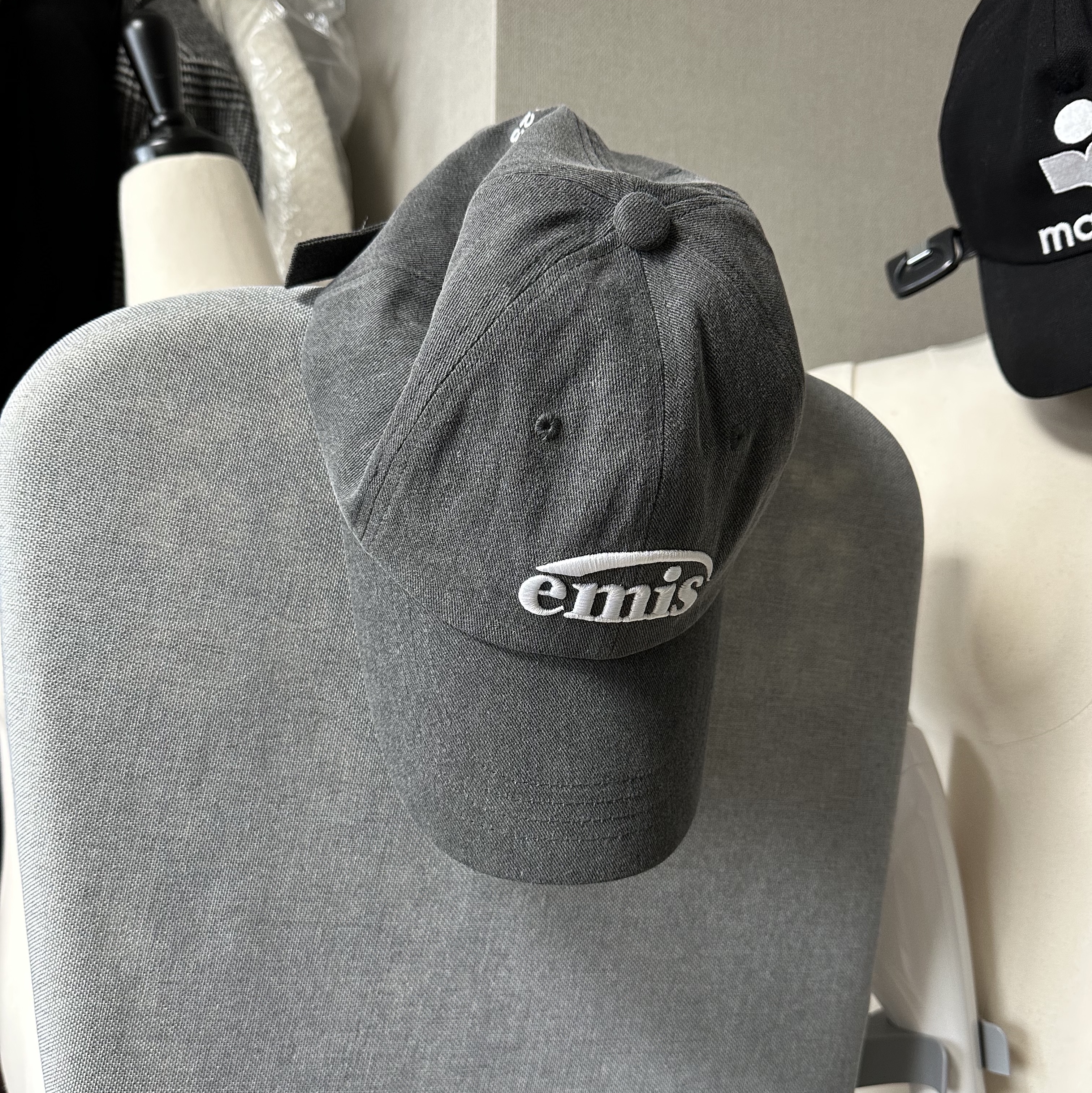 Emis New Logo Pigment Ball Cap Black 착용 스타일