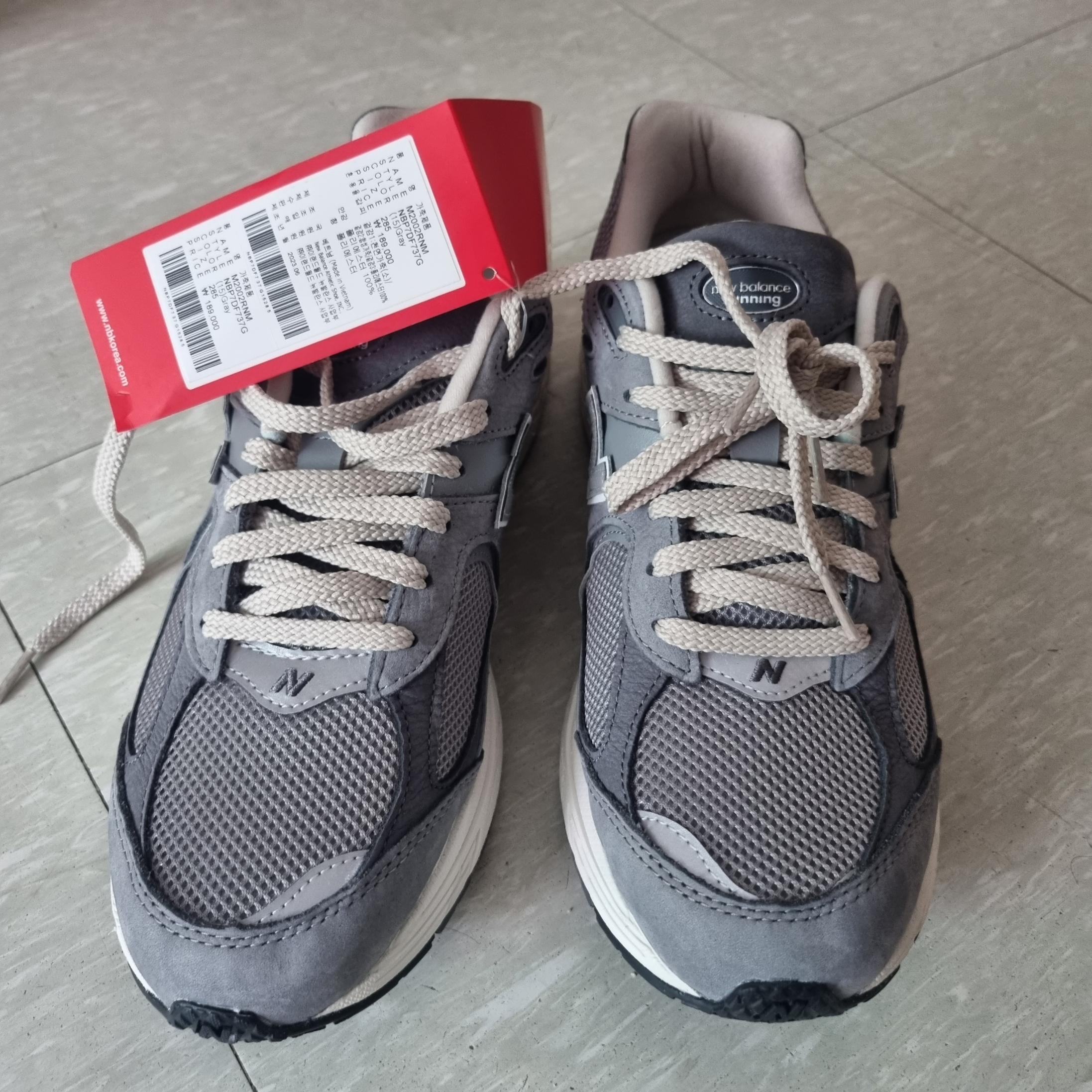 New Balance 2002R Premium Vintage Grey 착용 스타일 - 2