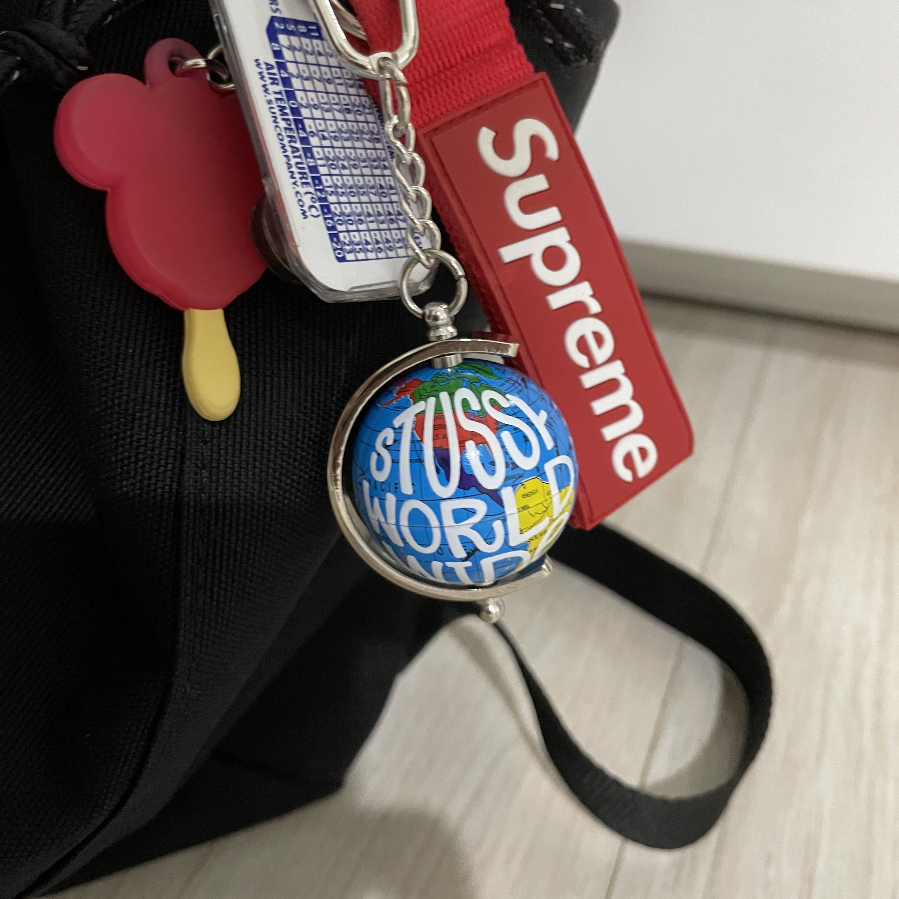 Stussy Globe Keychain Multi 착용 스타일