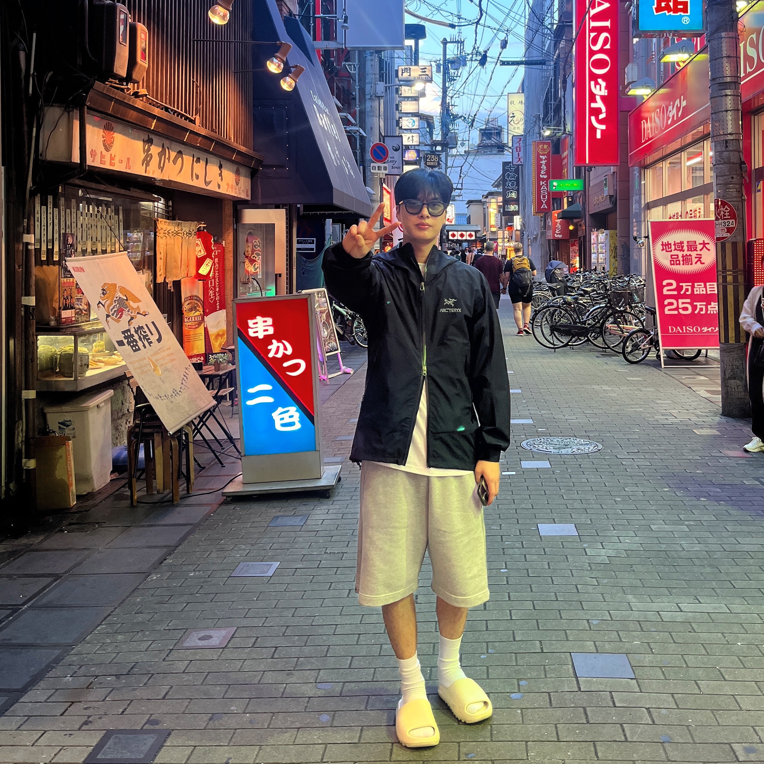 Arc'teryx Zeta SL Jacket Black, MJD Side Snap Wide Sweatshorts Melange Grey 착용 스타일