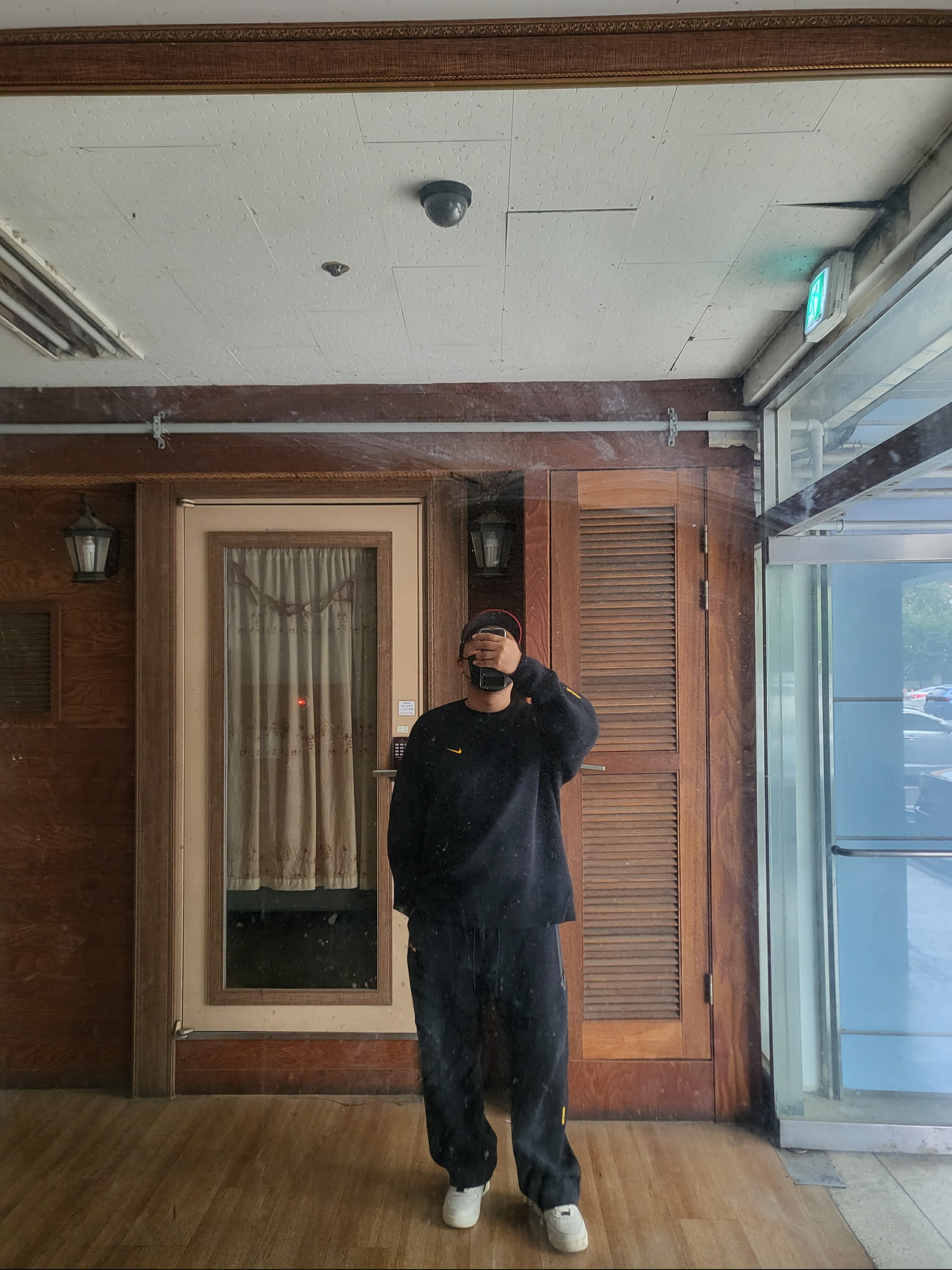 Nike x Drake Nocta Tech Fleece Crew Black (FD8457-010), Nike x Drake Nocta Tech Fleece Open Hem Pants Black (FD8460-010) 착용 스타일