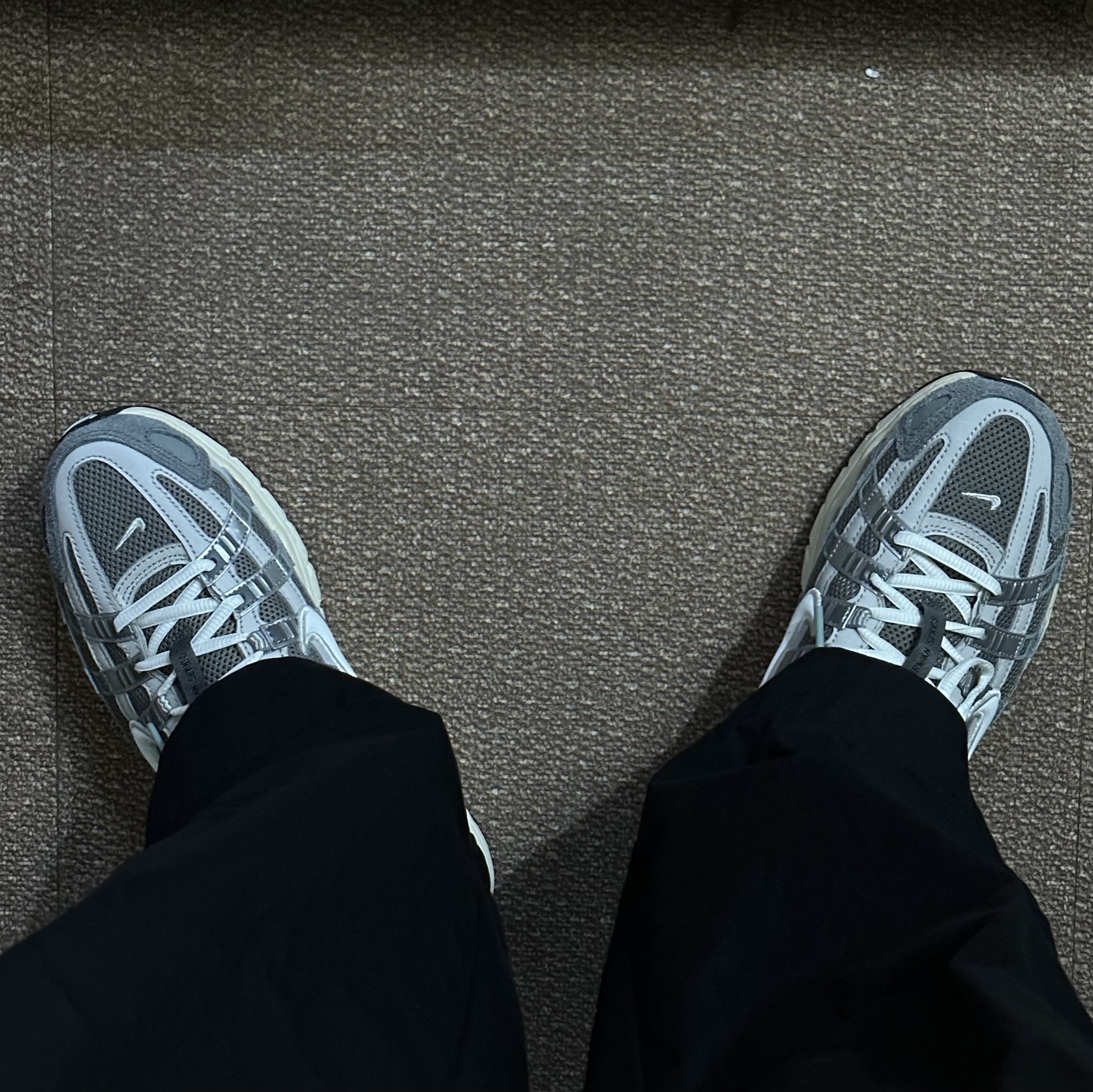Nike P-6000 Flat Pewter Light Iron Ore 착용 스타일