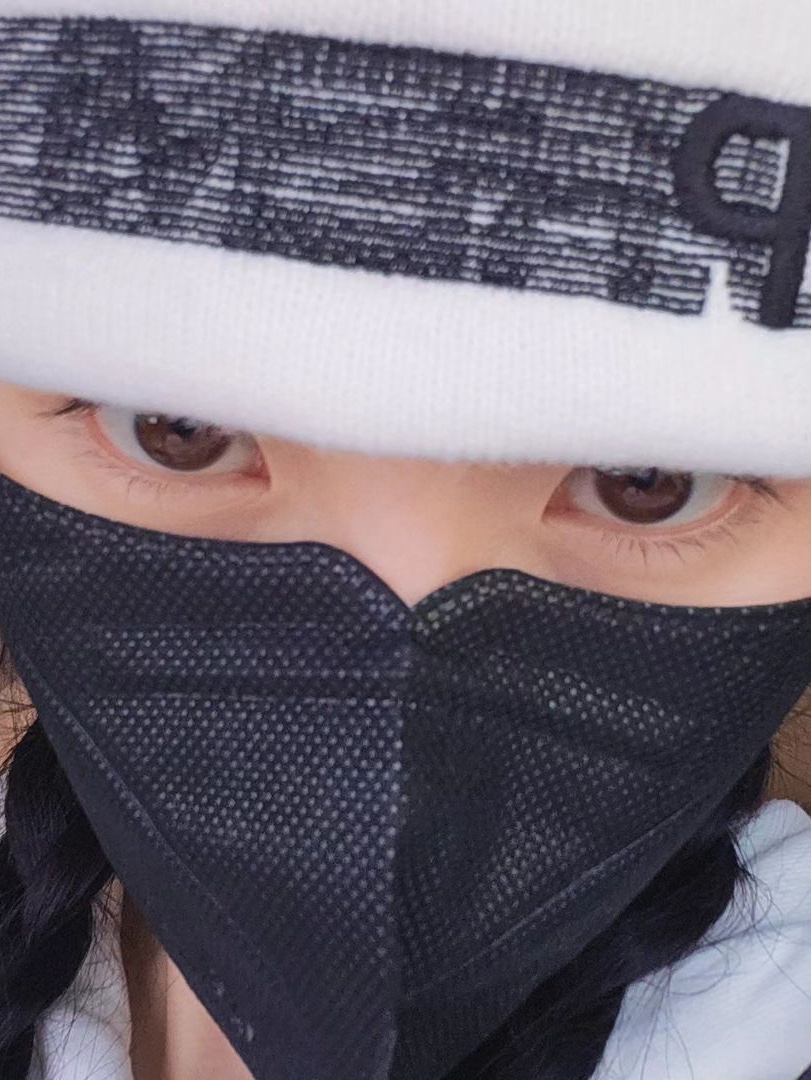 Saint Laurent Niki Baby Chain Bag In Crinkled Vintage Leather Noir, Supreme Motion Logo Beanie White - 23SS 착용 스타일 - 3