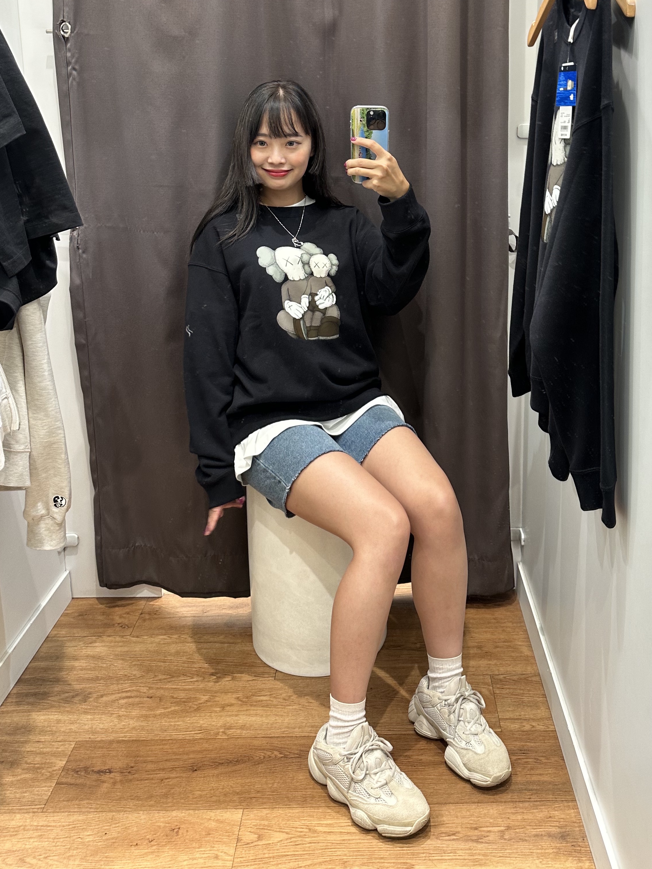 Uniqlo UT x Kaws Long Sleeve Sweatshirt Black, Adidas Yeezy 500 Blush 2018 착용 스타일 - 3